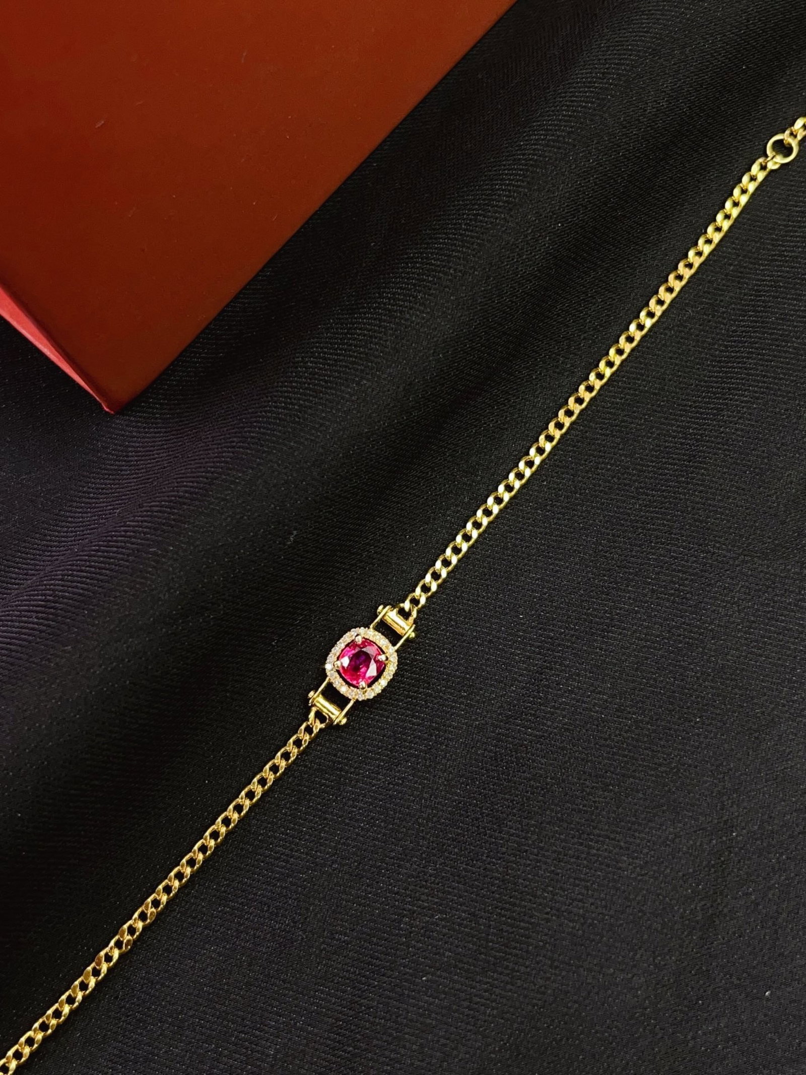A Exquisite 18k Gold Inlaid 0.45ct Natural Ruby Bracelets,Inlaid Diamond: A Exquisite 18k Gold Inlaid 0.45ct Natural Ruby Bracelets,Inlaid Diamond,Total Weight:1.61g 18k金镶 0.45ct 天然红宝石手链,嵌钻石
