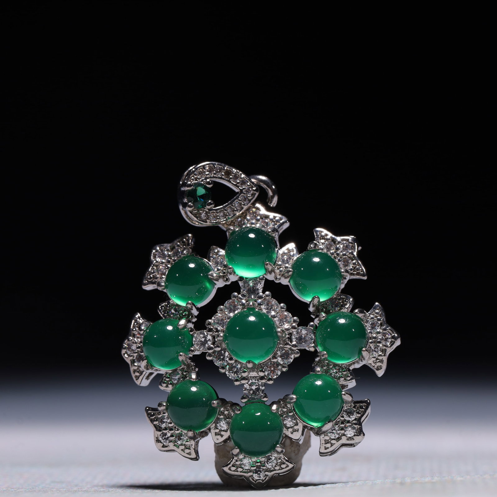 An Exquisite Flower Pattern Pendant,Inlaid Gems: An Exquisite Flower Pattern Pendant,Inlaid Gems,Size:1.2inx0.4inx1.6in,Weight:11g 一个精美的花卉纹吊坠,镶宝石