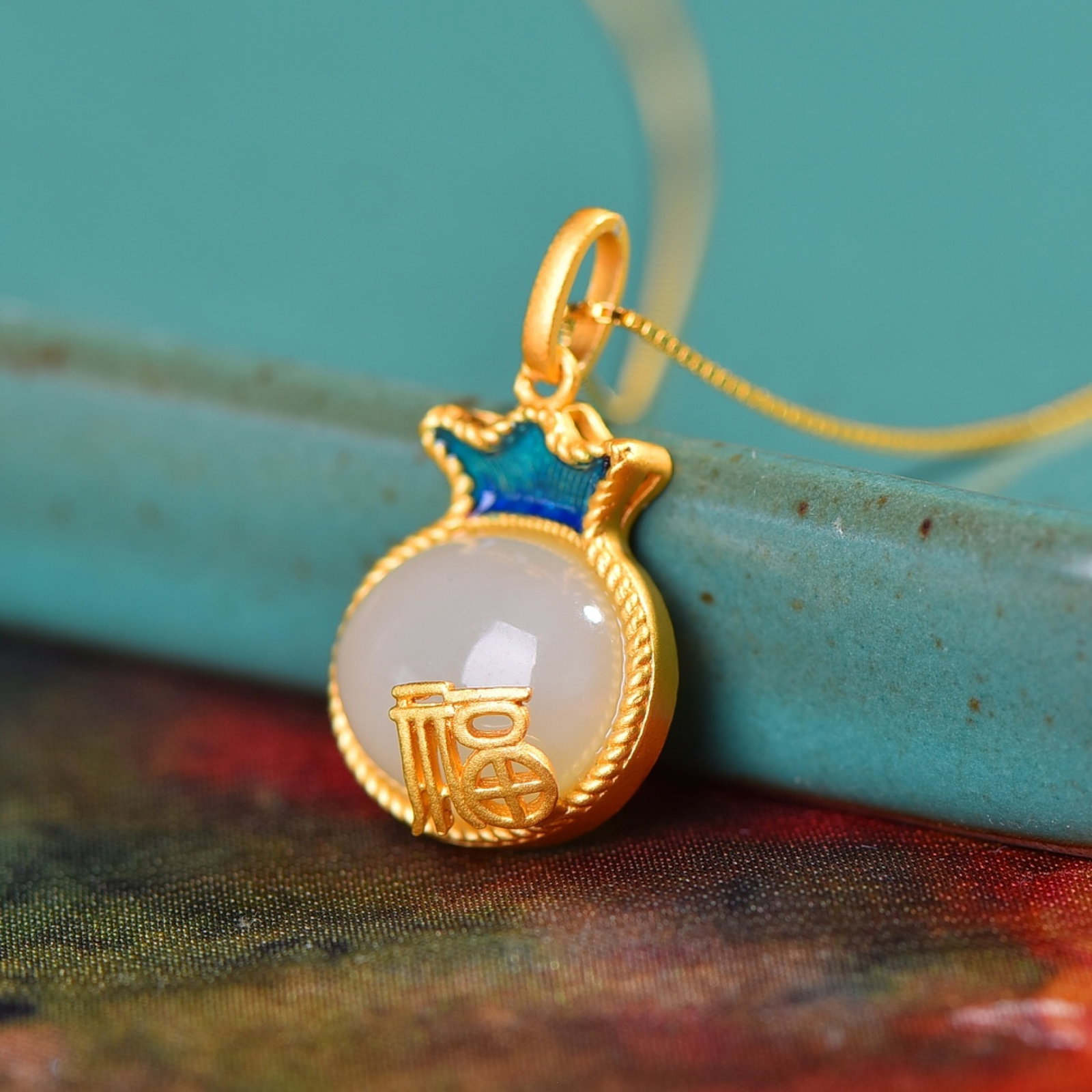 An Exquisite Sterling Silver-Gold Plated Inlaid White Jade Necklace: An Exquisite Sterling Silver-Gold Plated Inlaid White Jade Necklace,Size:0.4inx0.5in 纯银镀金镶白玉项链