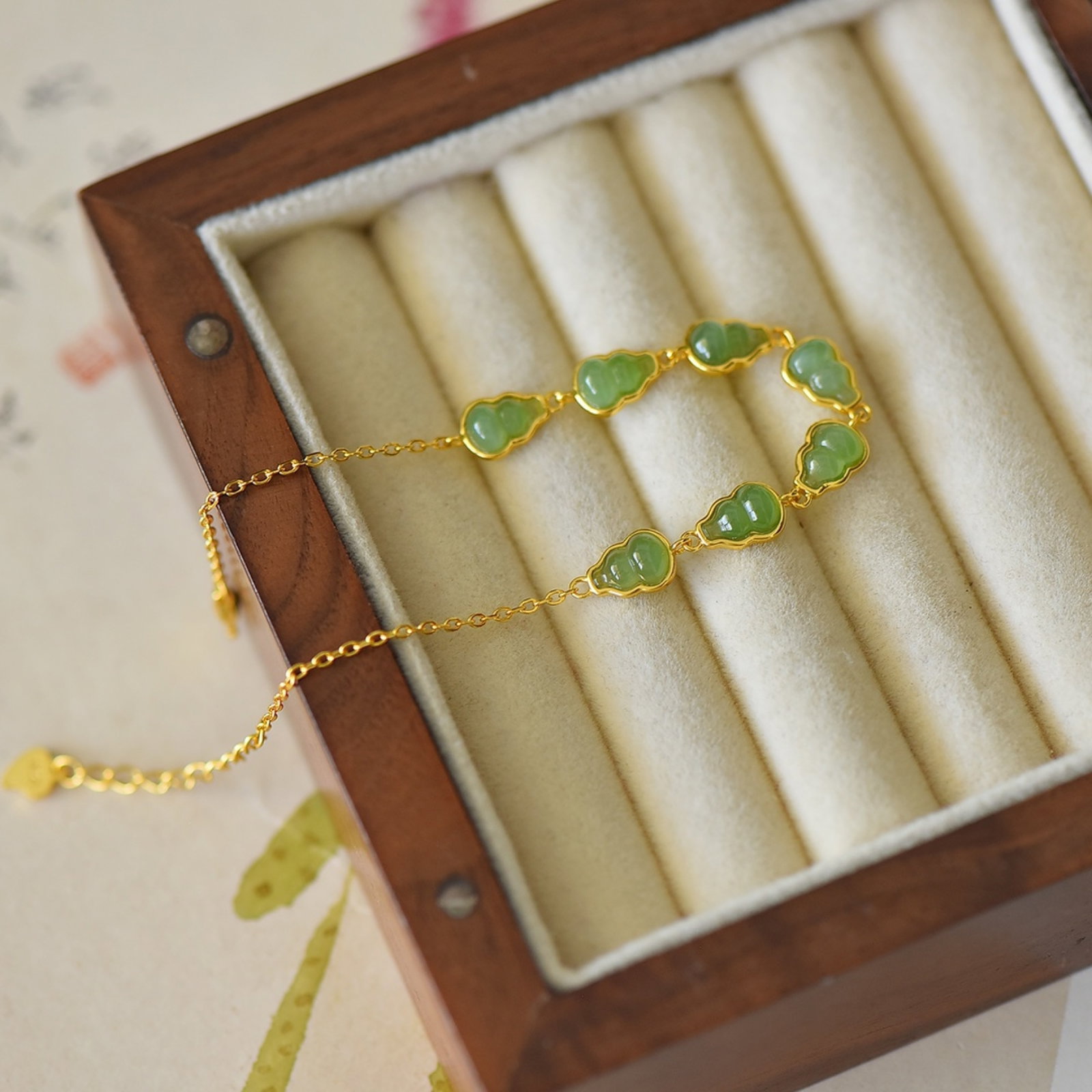 An Exquisite Sterling Silver-Gold Plated Inlaid Jasper Bracelet: An Exquisite Sterling Silver-Gold Plated Inlaid Jasper Bracelet,Size:0.2inx0.3in 纯银镀金镶碧玉手链