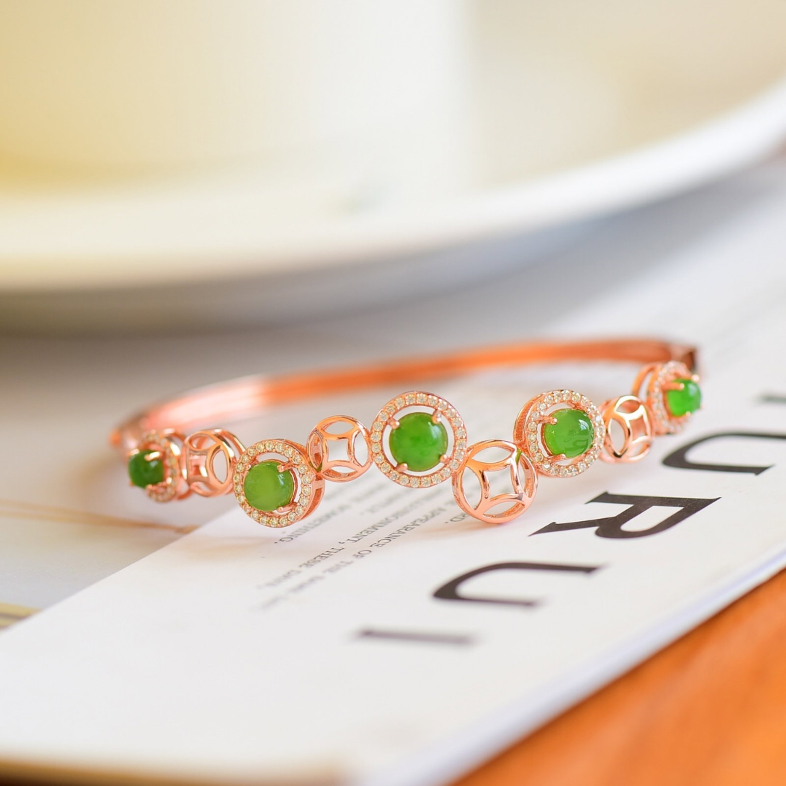 An Exquisite Sterling Silver Inlaid Jasper Bracelet,Inlaid Diamond: An Exquisite Sterling Silver Inlaid Jasper Bracelet,Inlaid Diamond,Size:0.2inx0.2in 纯银镶碧玉手镯,嵌钻石