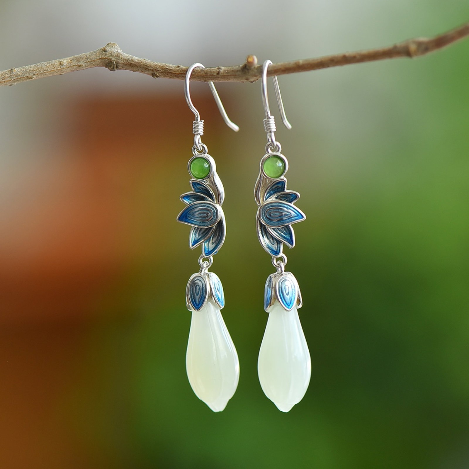 A Pair of Exquisite Sterling Silver Inlaid White Jade Earrings,Inlaid Jaspers: A Pair of Exquisite Sterling Silver Inlaid White Jade Earrings,Inlaid Jasper,Size:0.4inx0.5in 一对纯银镶白玉耳环,嵌碧玉