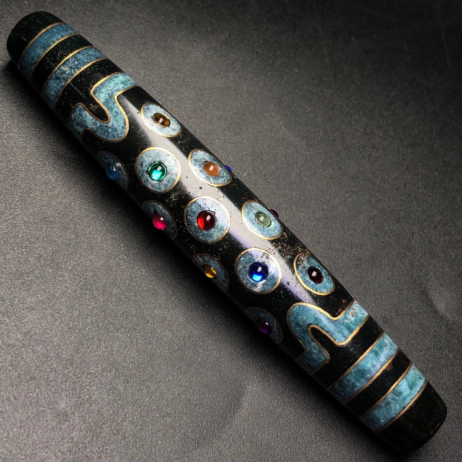 An Exquisite Dzi Bead Inlaid Silver Pendant,Inlaid Gems: An Exquisite Dzi Bead Inlaid Silver Pendant,Inlaid Gems,Size:3.8inx0.6in,Weight:38.1g 天珠嵌银挂件,嵌宝石