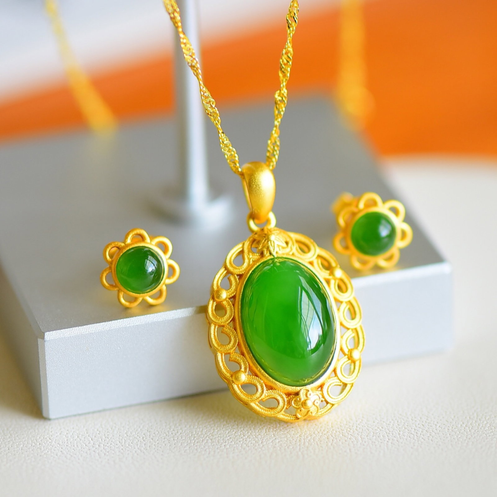 A Set of Fine Sterling Silver-Gold Plated Inlaid Jasper Jewelrys: A Set of Fine Sterling Silver-Gold Plated Inlaid Jasper Jewelrys 一套纯银镀金镶碧玉首饰