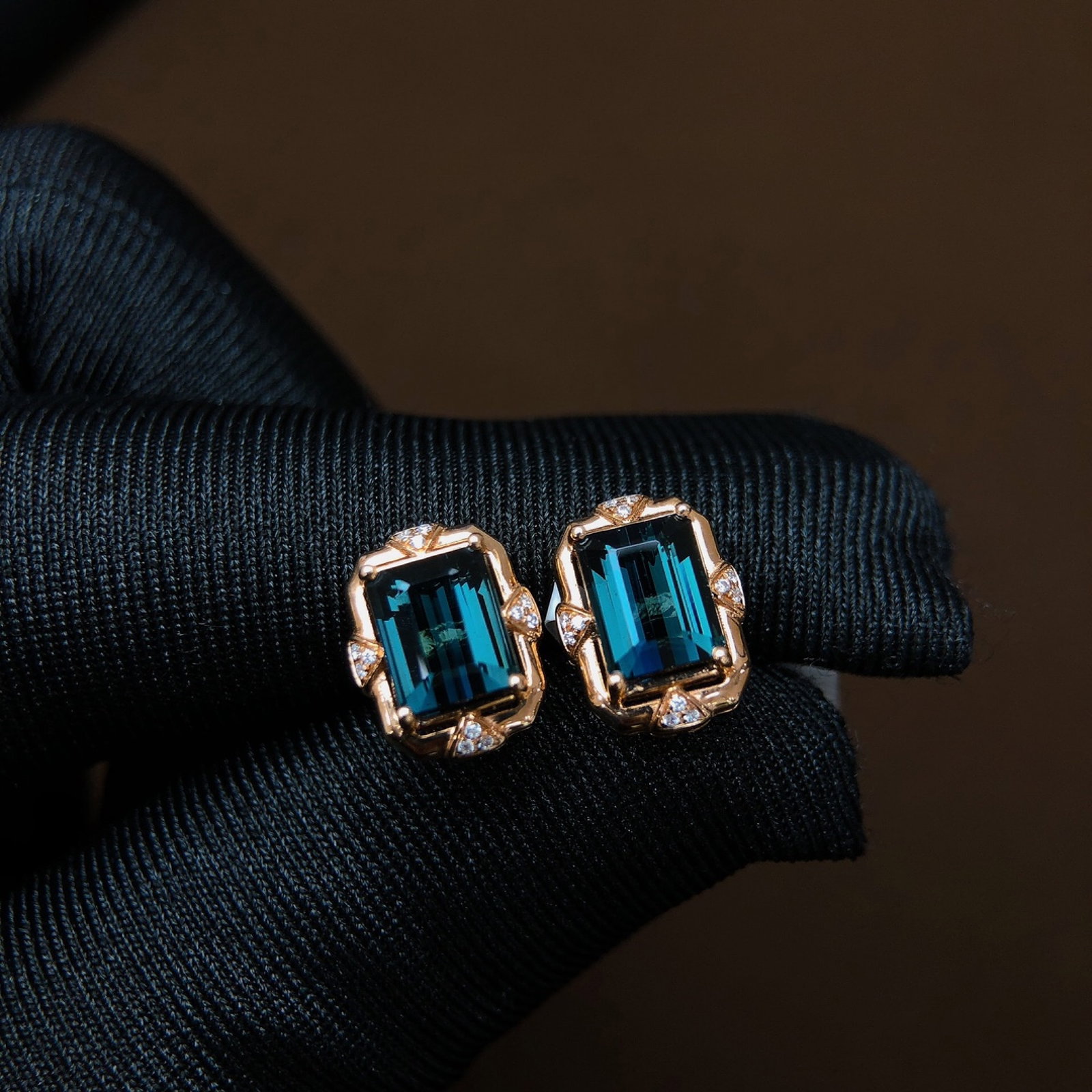 A Pair of 4.07Ctw Natural Tourmaline Earrings: A Pair of 4.07Ctw Natural Tourmaline Earrings,Size:0.3inx0.2in 一对4.07Ctw天然碧玺耳钉