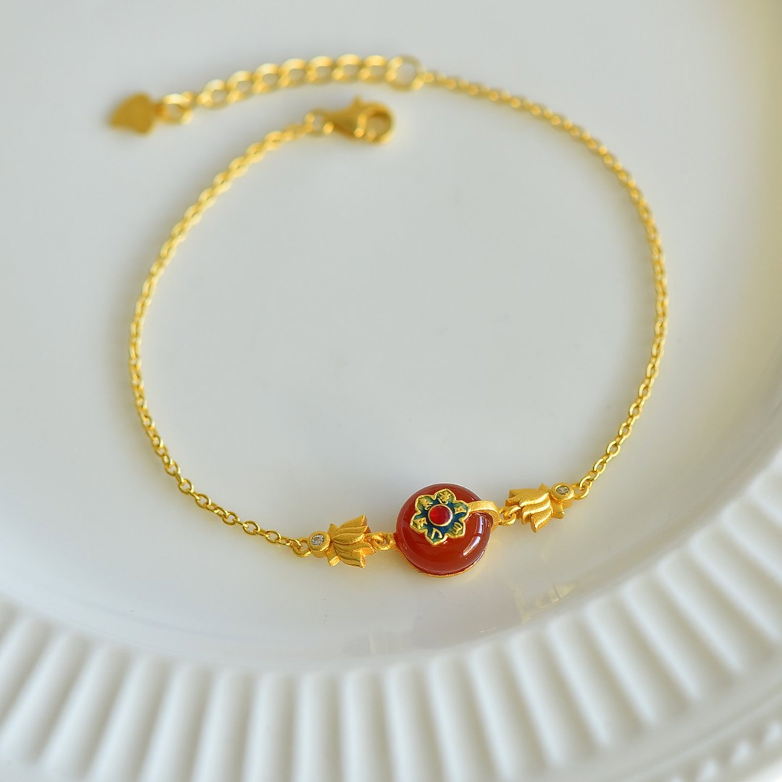 An Exquisite Sterling Silver-Gold Plated Inlaid Red Agate Bracelet: An Exquisite Sterling Silver-Gold Plated Inlaid Red Agate Bracelet,Size:0.4inx0.4in 纯银镀金镶红玛瑙手链