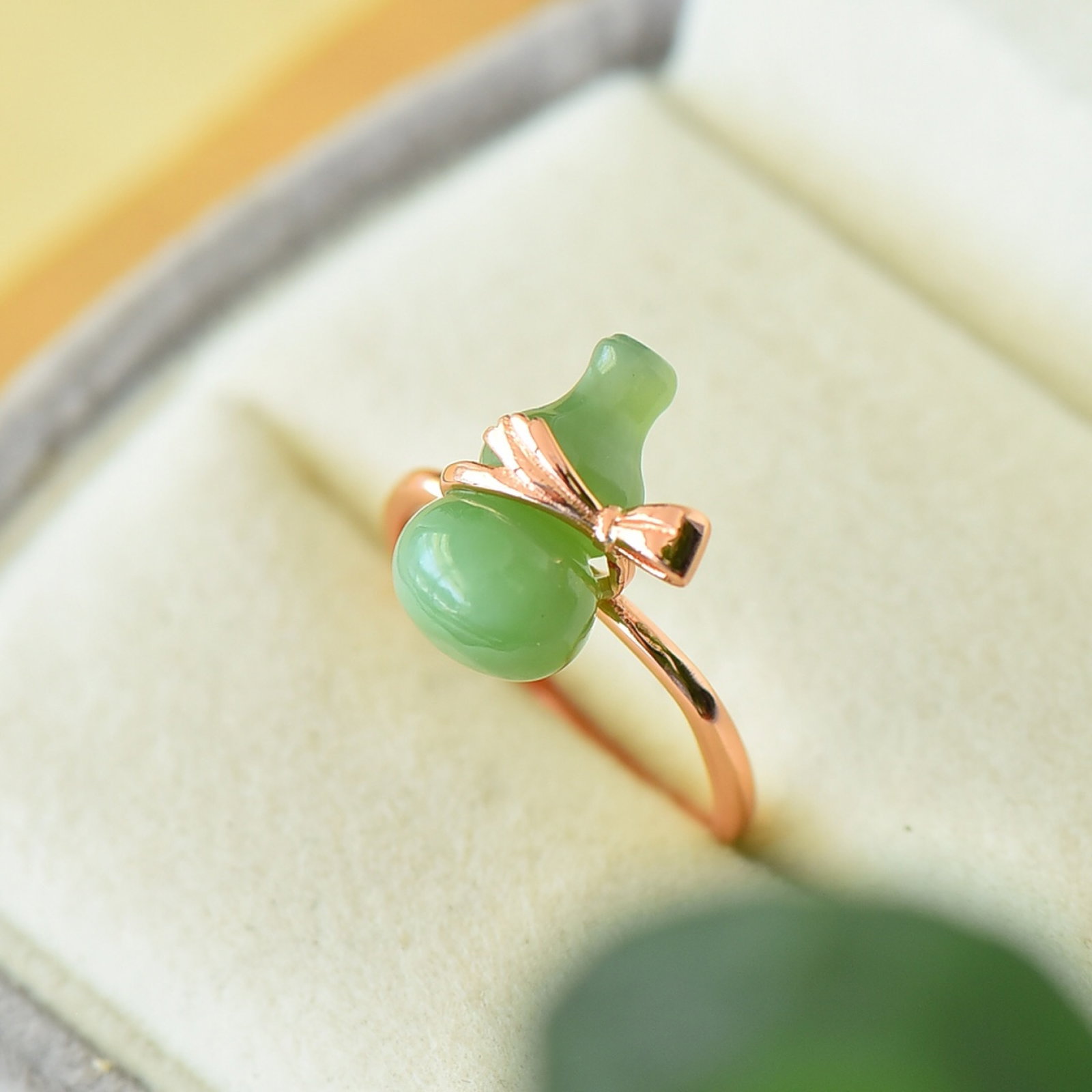 An Exquisite Sterling Silver-Gold Plated Inlaid Jasper Ring: An Exquisite Sterling Silver-Gold Plated Inlaid Jasper Ring,Size:0.5inx0.6in 纯银镀金镶碧玉戒指