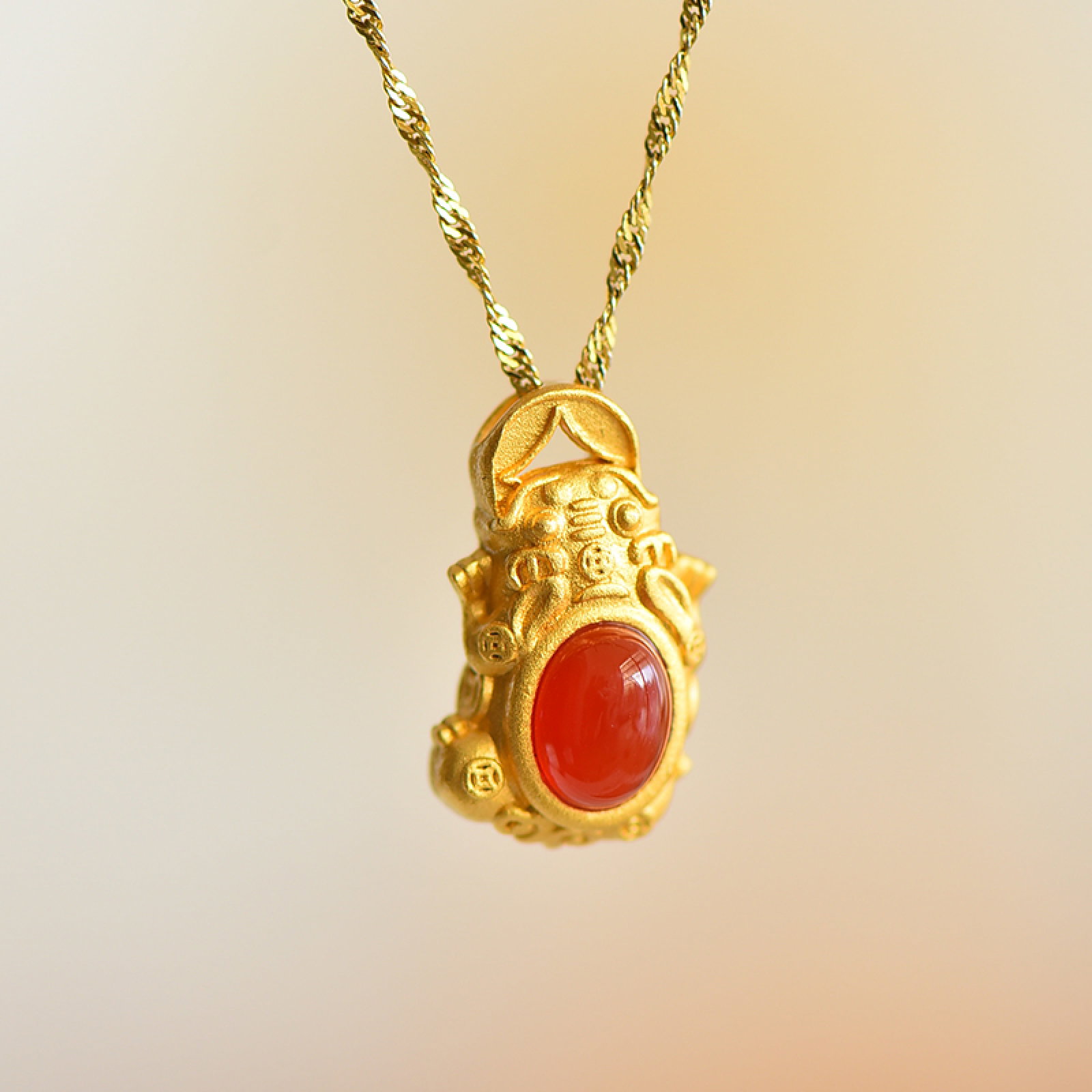 An Exquisite Sterling Silver-Gold Plated Inlaid Agate Pendant: An Exquisite Sterling Silver-Gold Plated Inlaid Agate Pendant,Size:0.2inx0.3in 纯银镀金镶玛瑙吊坠