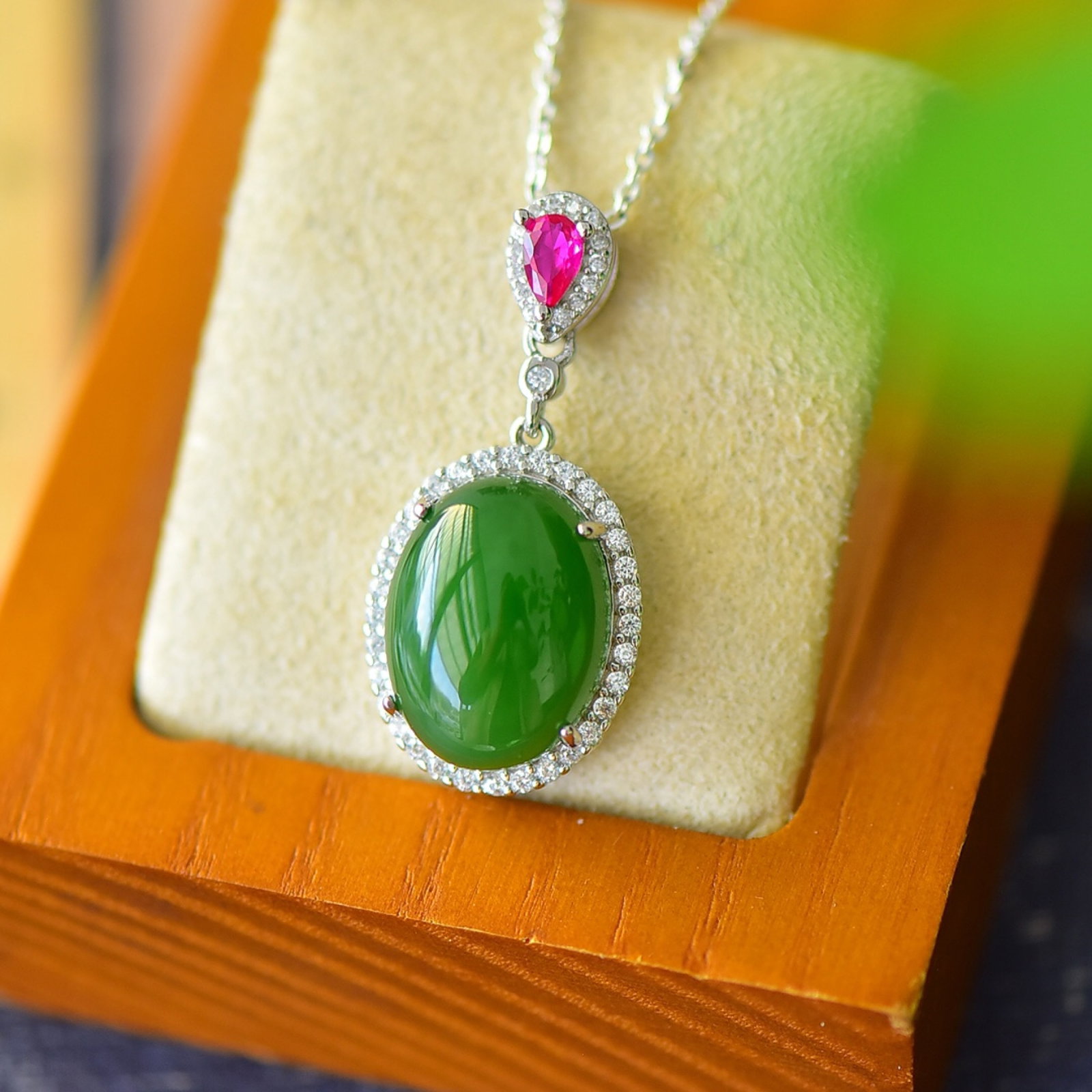 An Exquisite Sterling Silver Inlaid Jasper Necklace,Inlaid Diamond: An Exquisite Sterling Silver Inlaid Jasper Necklace,Inlaid Diamond,Size:0.6inx1.2in 纯银镶碧玉项链,嵌钻石