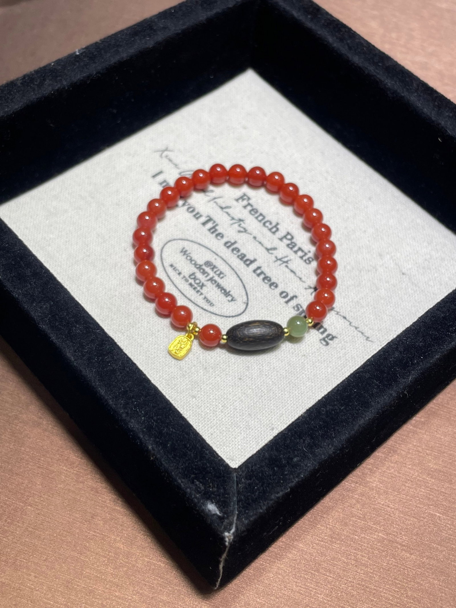 An Exquisite Agate With Agarwood Bracelet: An Exquisite Agate With Agarwood Bracelet,Size:0.2in 玛瑙配沉香手串