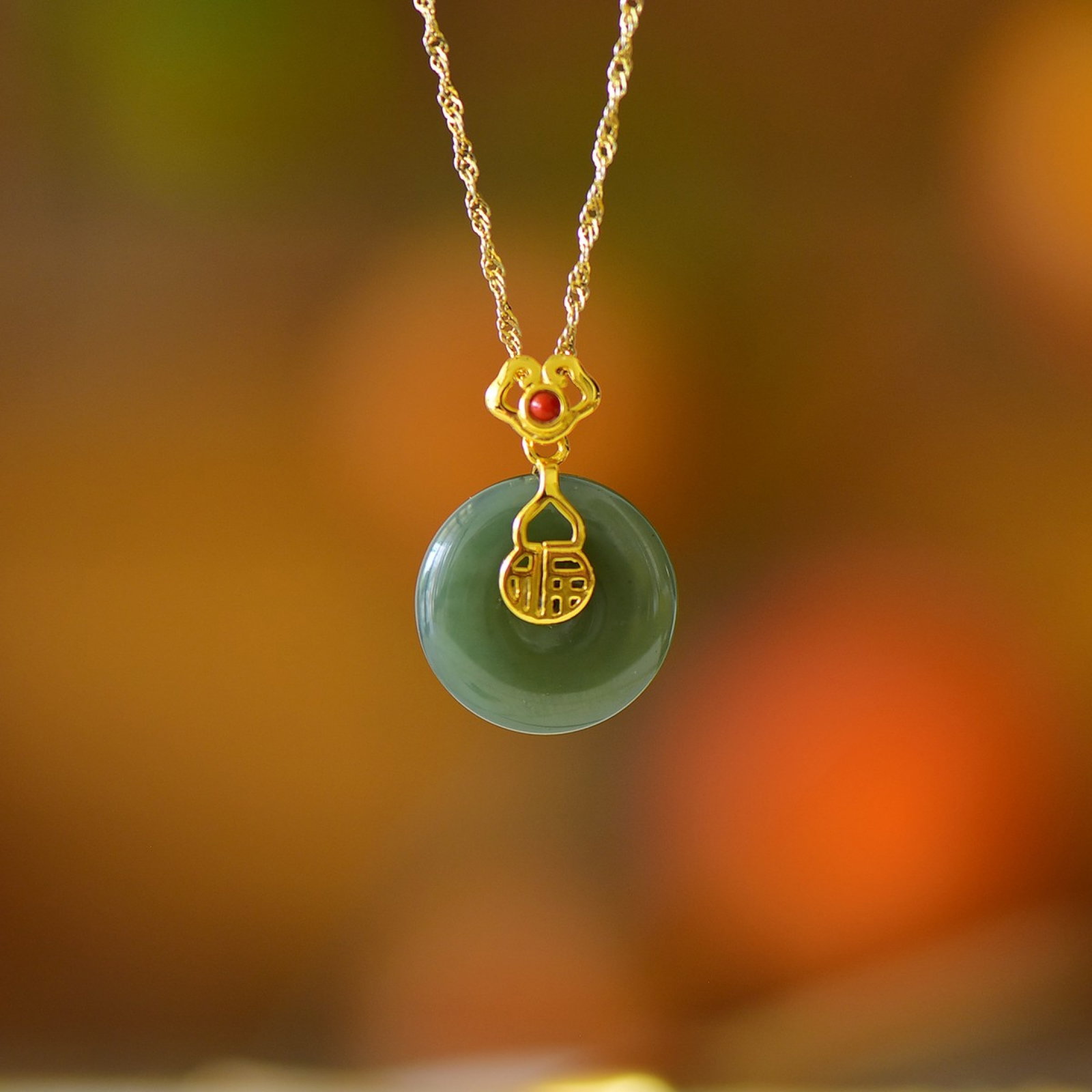 An Exquisite Sterling Silver-Gold Plated Inlaid Sapphire Pendant: An Exquisite Sterling Silver-Gold Plated Inlaid Sapphire Pendant,Size:0.7inx0.7in 纯银镀金镶青玉吊坠