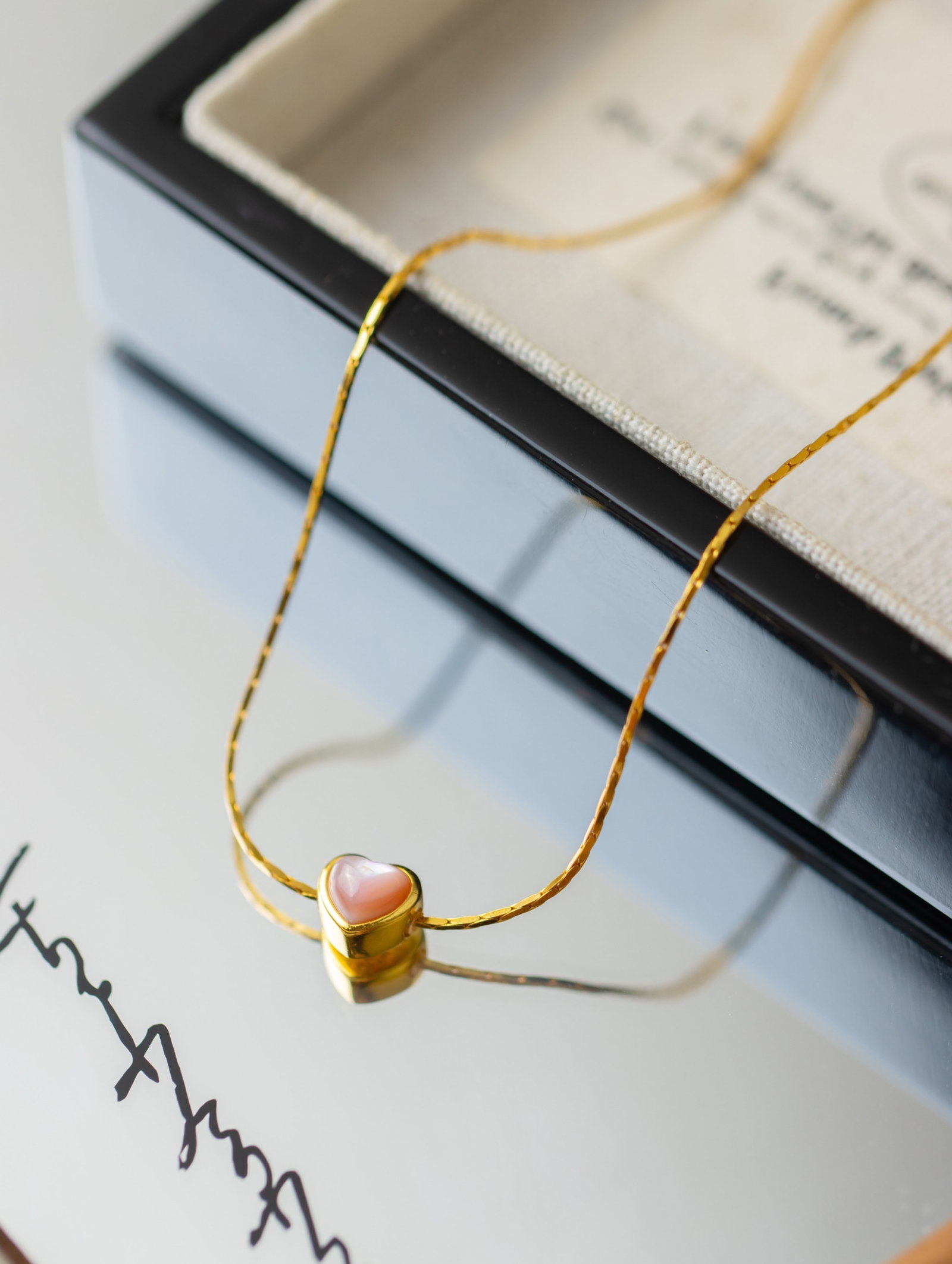 An Exquisite Sterling Silver-Gold Plated Inlaid Shell Pendant: An Exquisite Sterling Silver-Gold Plated Inlaid Shell Pendant 纯银镀金镶贝壳吊坠