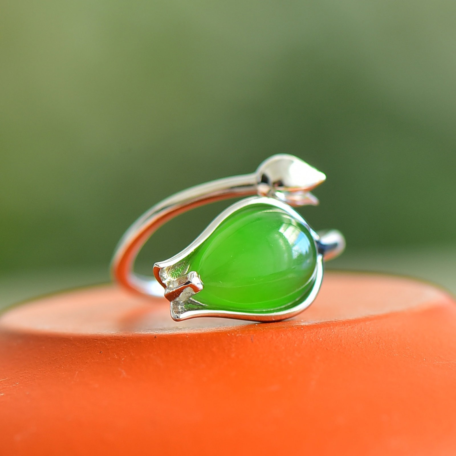 An Exquisite Sterling Silver Inlaid Jasper Ring: An Exquisite Sterling Silver Inlaid Jasper Ring 纯银镶碧玉戒指