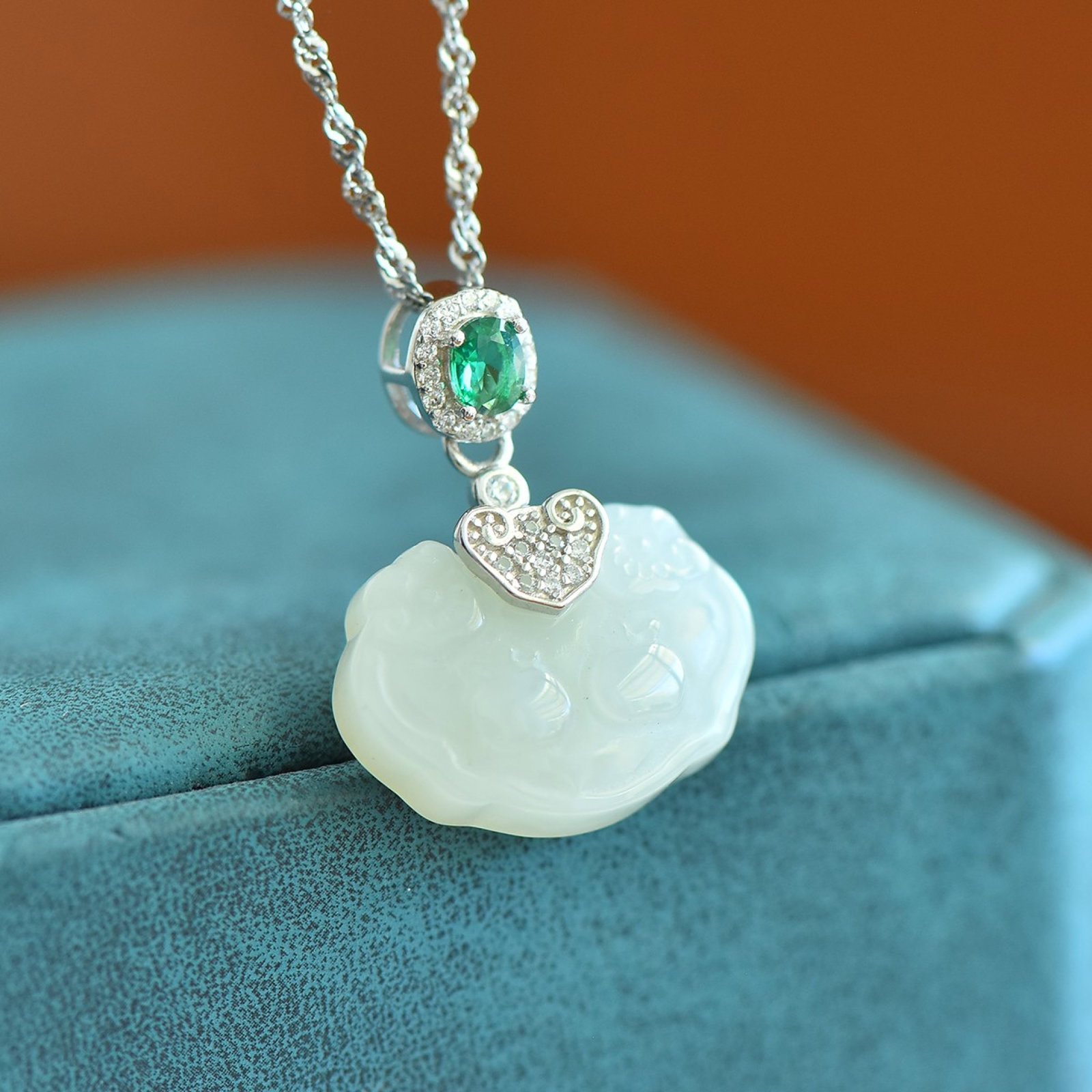 An Exquisite Sterling Silver Inlaid White Jade Necklace,Inlaid Diamond: An Exquisite Sterling Silver Inlaid White Jade Necklace,Inlaid Diamond,Size:0.6inx0.7in 纯银镶白玉项链,嵌钻石