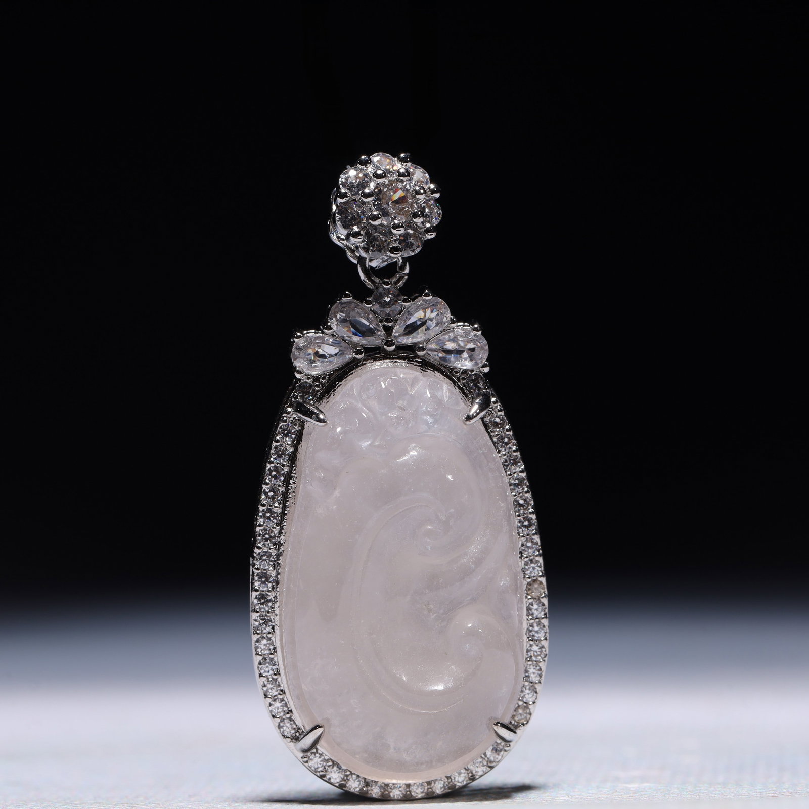 An Exquisite Ganoderma lucidum Pattern Pendant,Inlaid Gems: An Exquisite Ganoderma lucidum Pattern Pendant,Inlaid Gems,Size:0.9inx0.4inx2in,Weight:15.2g 一个精美的灵芝纹吊坠,镶宝石
