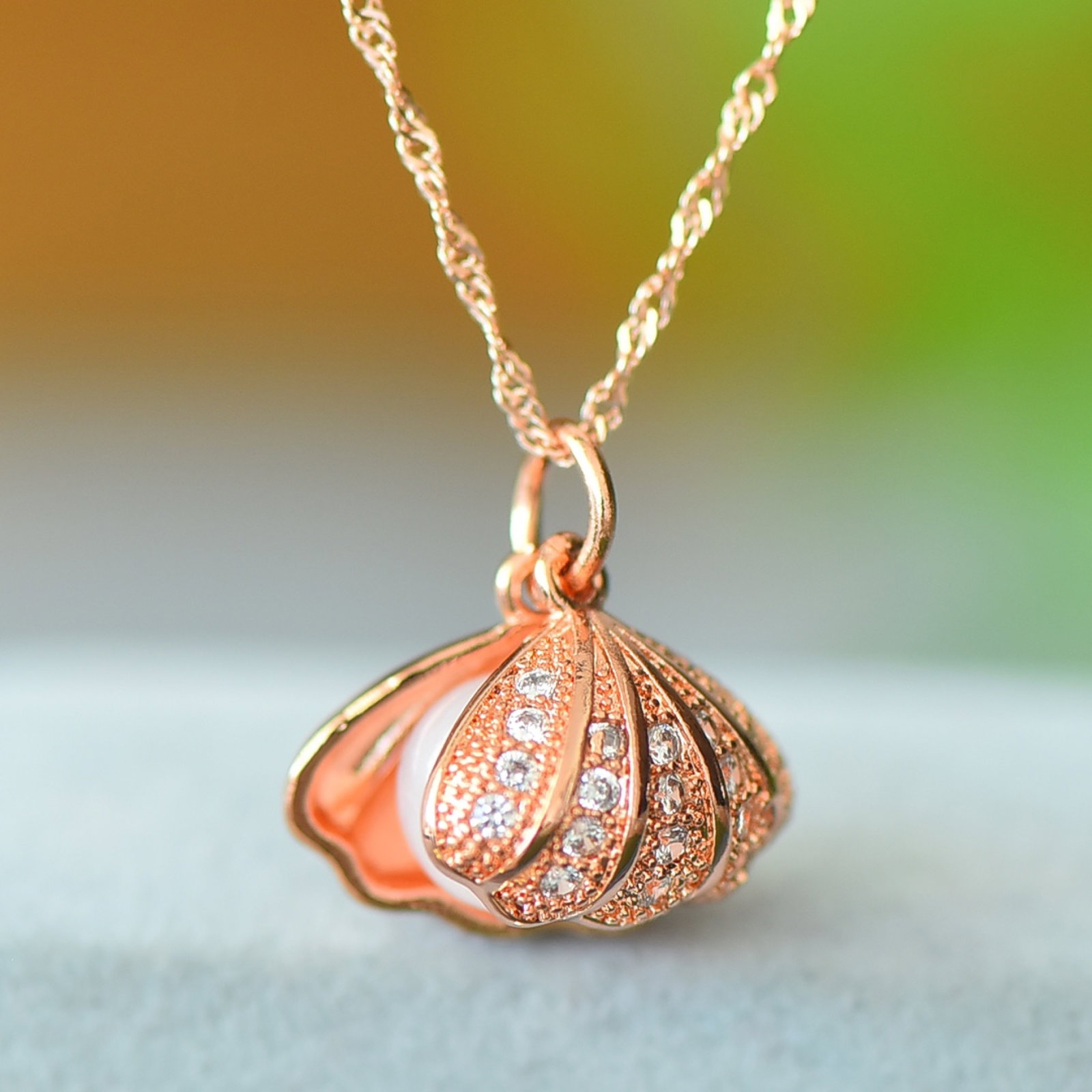 An Exquisite Bronze Inlaid White Jade Shell Necklace,Inlaid Diamond: An Exquisite Bronze Inlaid White Jade Shell Necklace,Inlaid Diamond,Size:0.3inx0.3in 铜镶白玉贝壳项链,嵌钻石