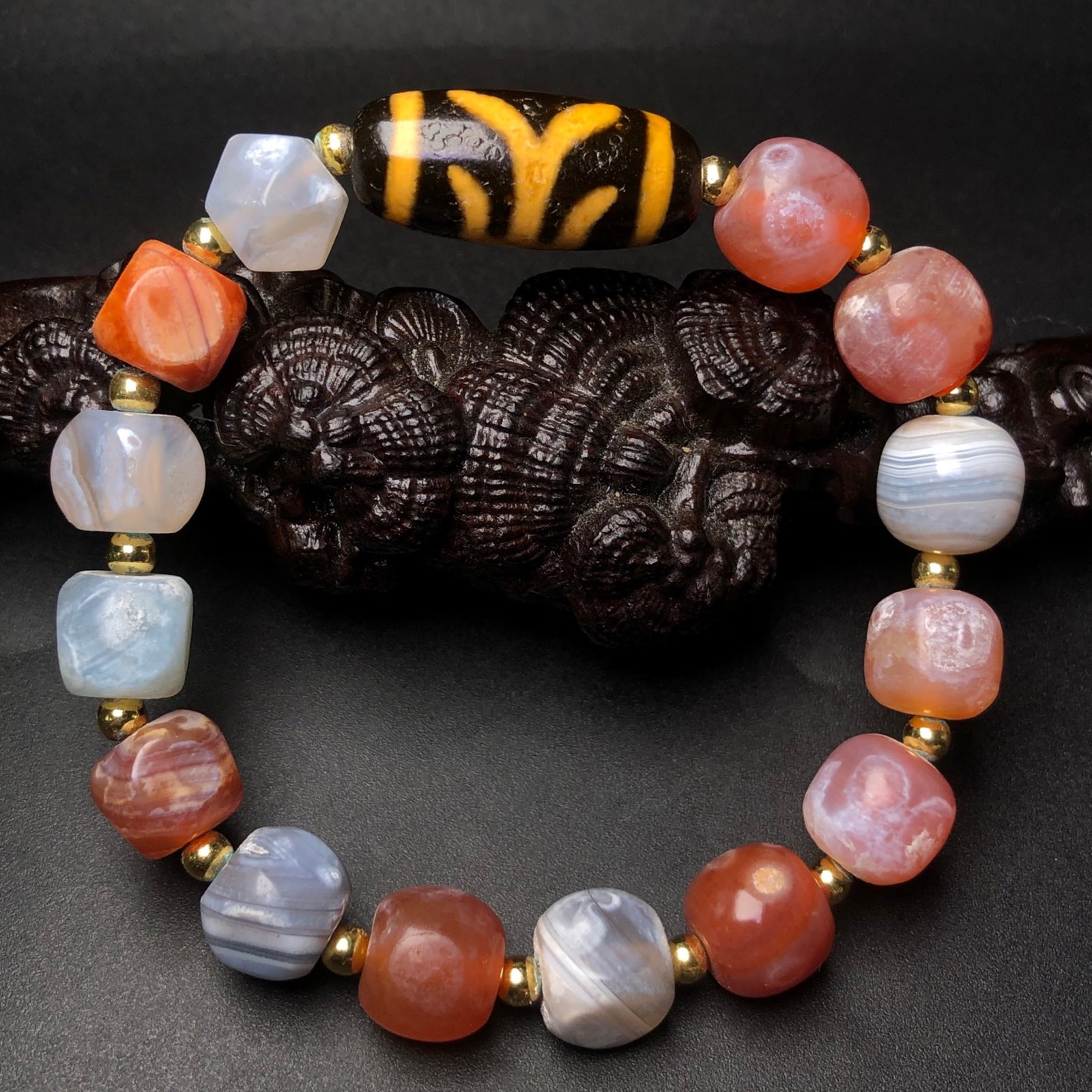 An Exquisite Agate Bracelet - 4