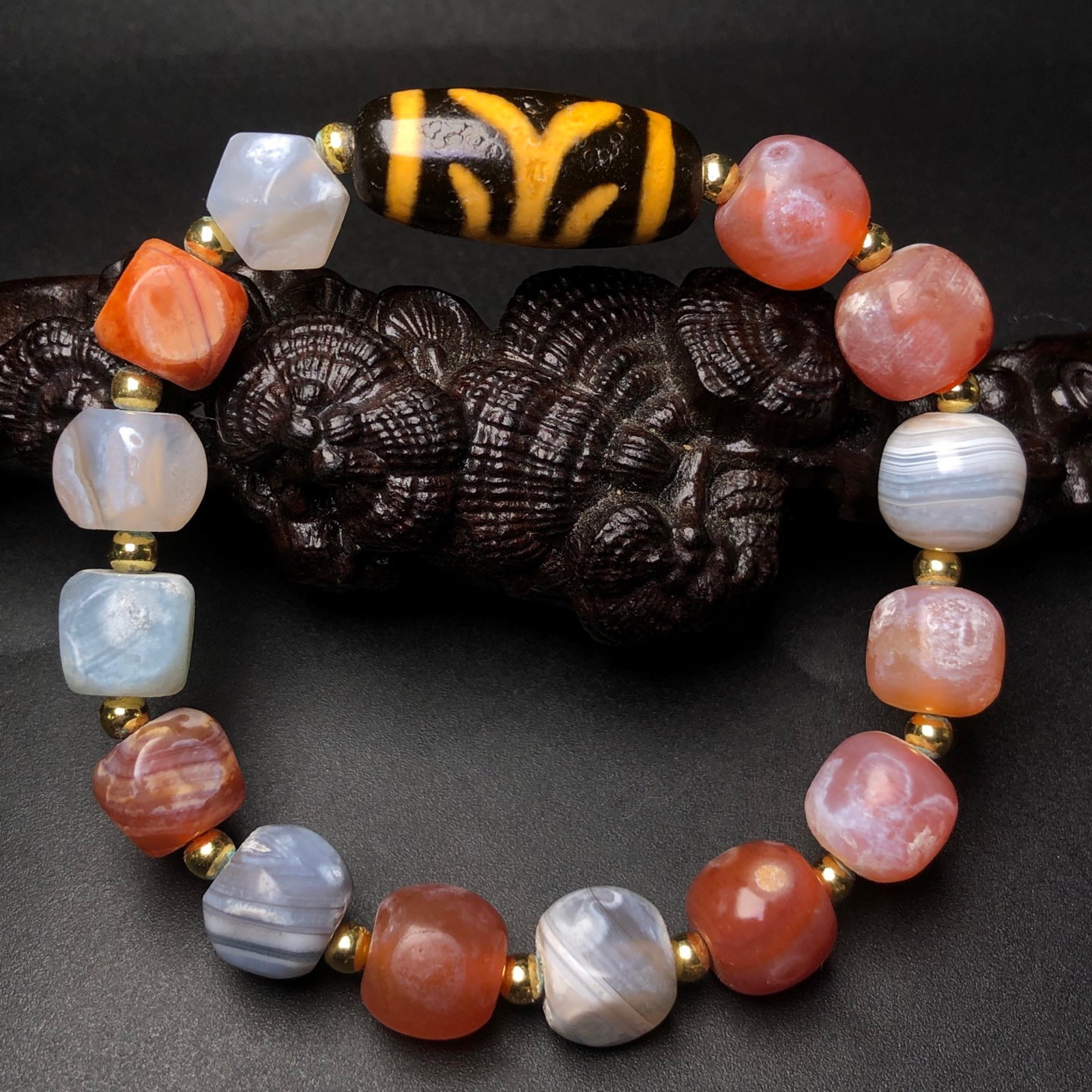 An Exquisite Agate Bracelet - 5