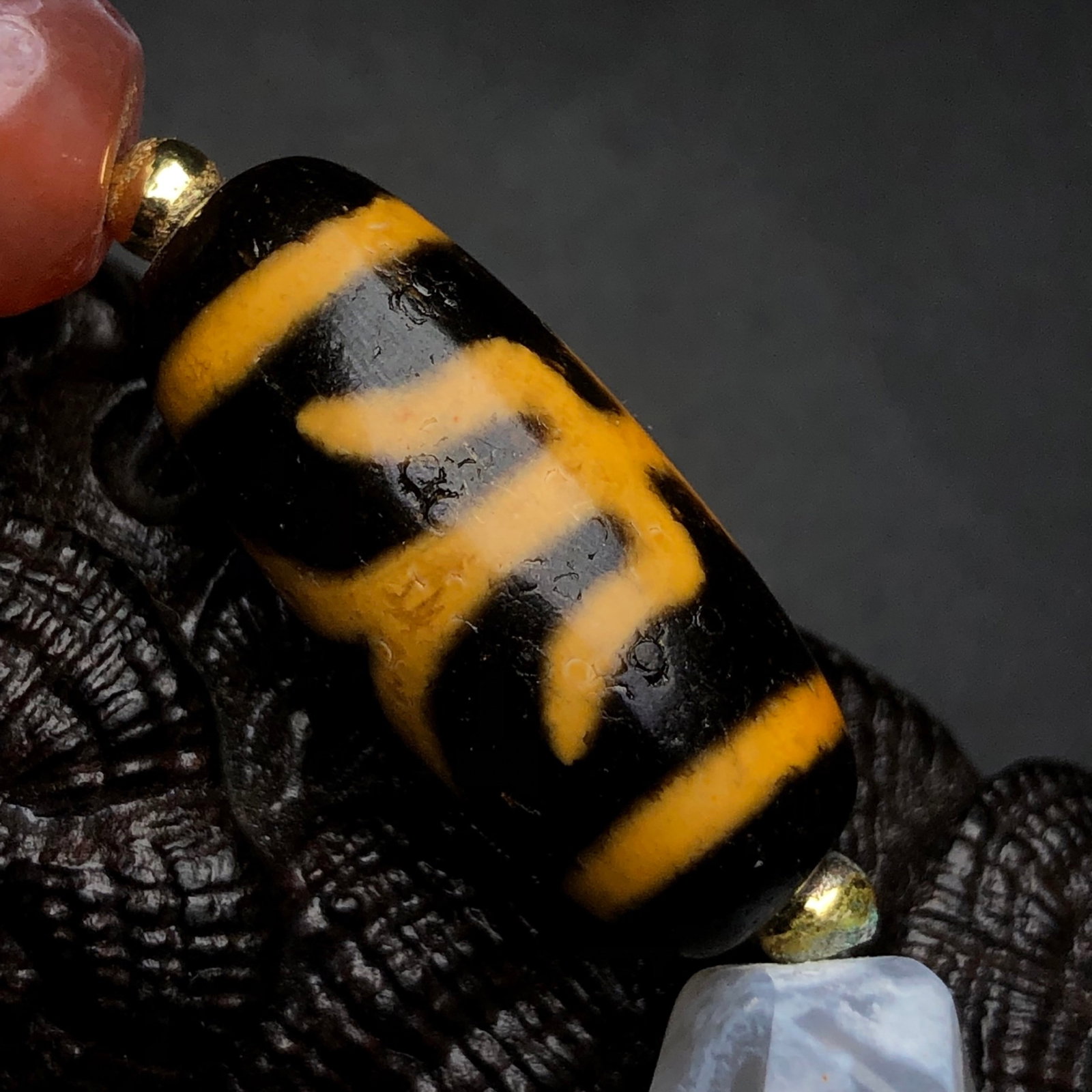 An Exquisite Agate Bracelet - 8