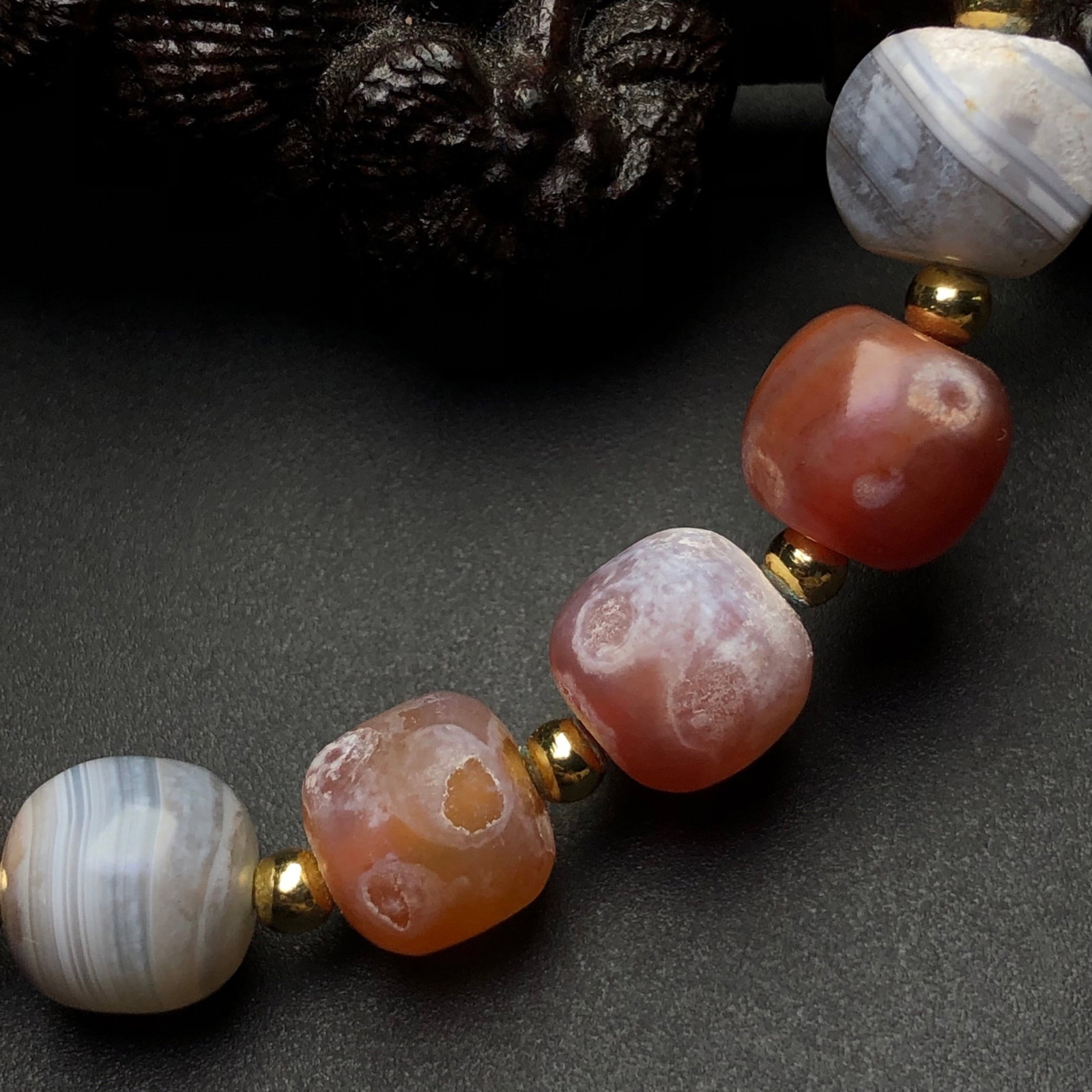 An Exquisite Agate Bracelet - 9