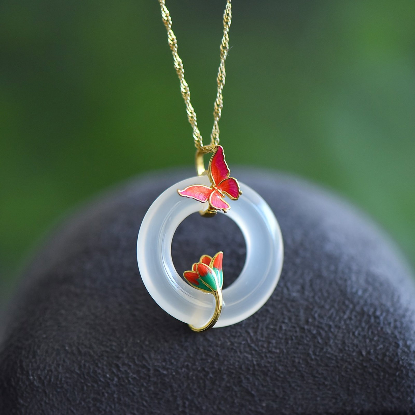 An Exquisite Sterling Silver-Gold Plated Inlaid White Agate Necklace: An Exquisite Sterling Silver-Gold Plated Inlaid White Agate Necklace,Size:1inx1in 纯银镀金镶白玛瑙项链