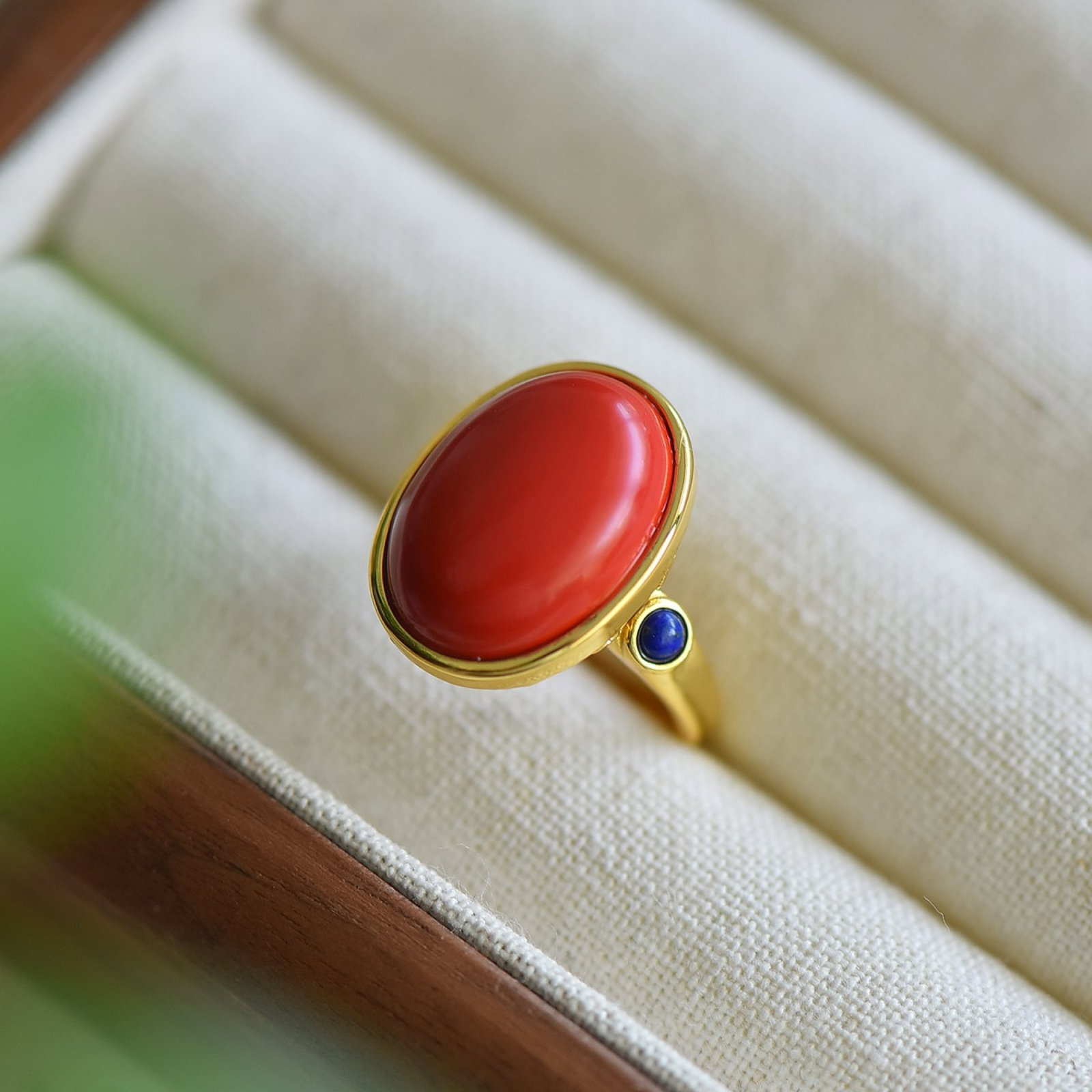 An Exquisite Sterling Silver-Gold Plated Inlaid Cinnabar Ring: An Exquisite Sterling Silver-Gold Plated Inlaid Cinnabar Ring,Size:0.5inx0.7in 纯银镀金镶朱砂戒指