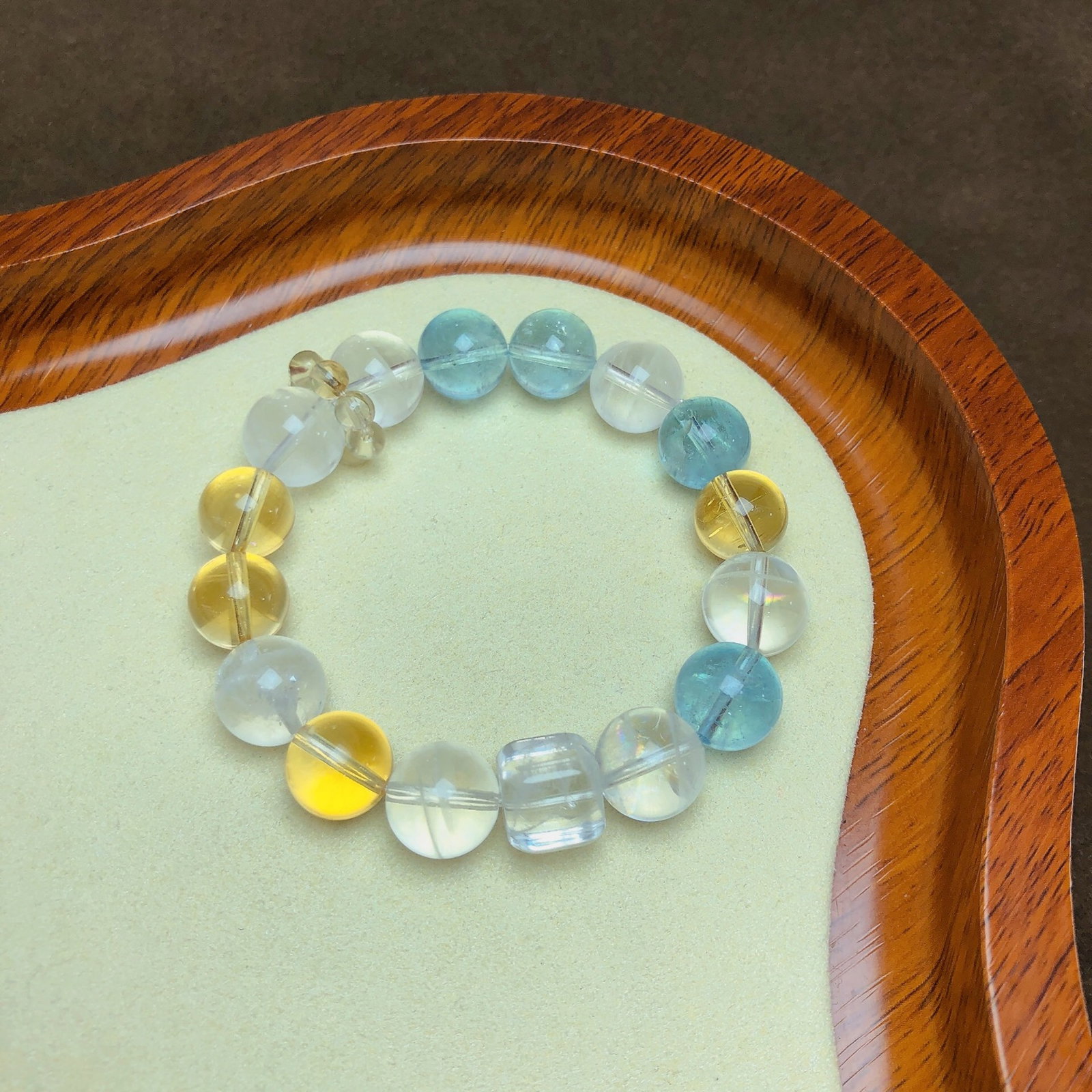 An Exquisite Crystal Bracelet: An Exquisite Crystal Bracelet,Size:0.4in,0.5in,Weight:37.2g 水晶手串