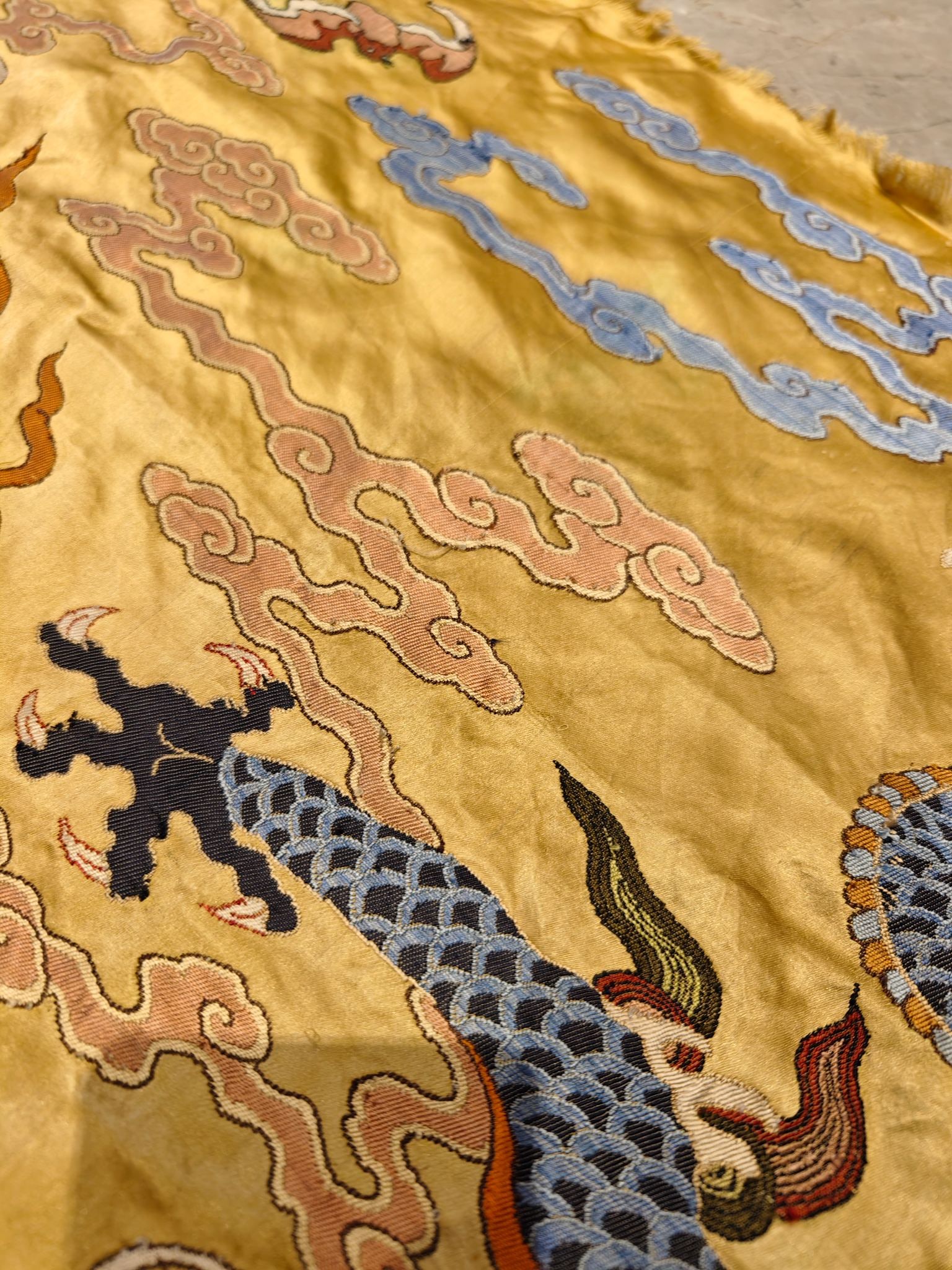 An exquisite dragon pattern brocade - 7