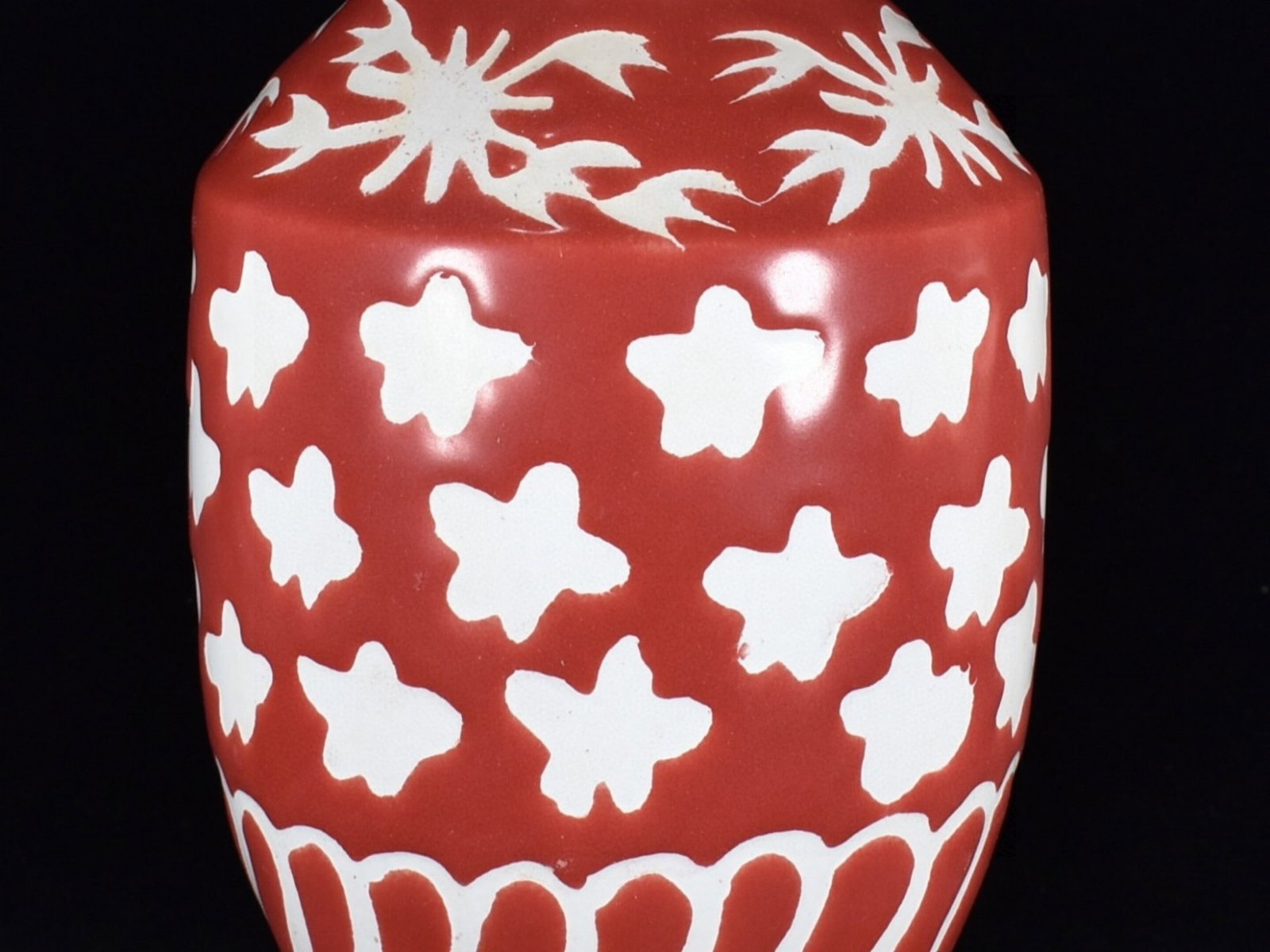 A Rare Red Glazed Flower Pattern Vase - 4