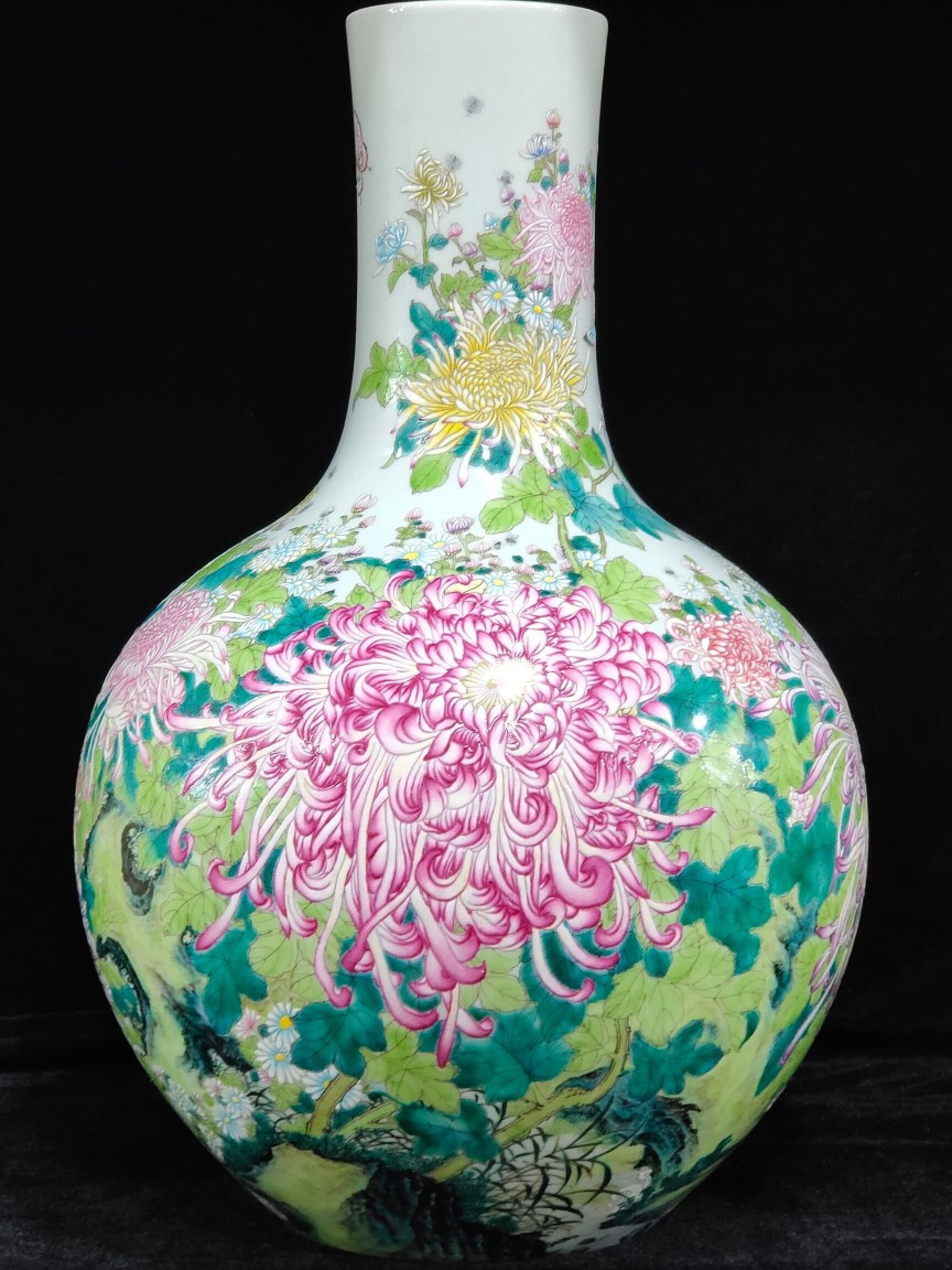 A Huge Famille-Rose Chrysanthemum Pattern Vase: A Huge Famille-Rose Chrysanthemum Pattern Vase,Qing Dynasty,China,Qianlong Six-character Mark,Size:22.8inx14.6in 粉彩菊花纹瓶,中国清代,È