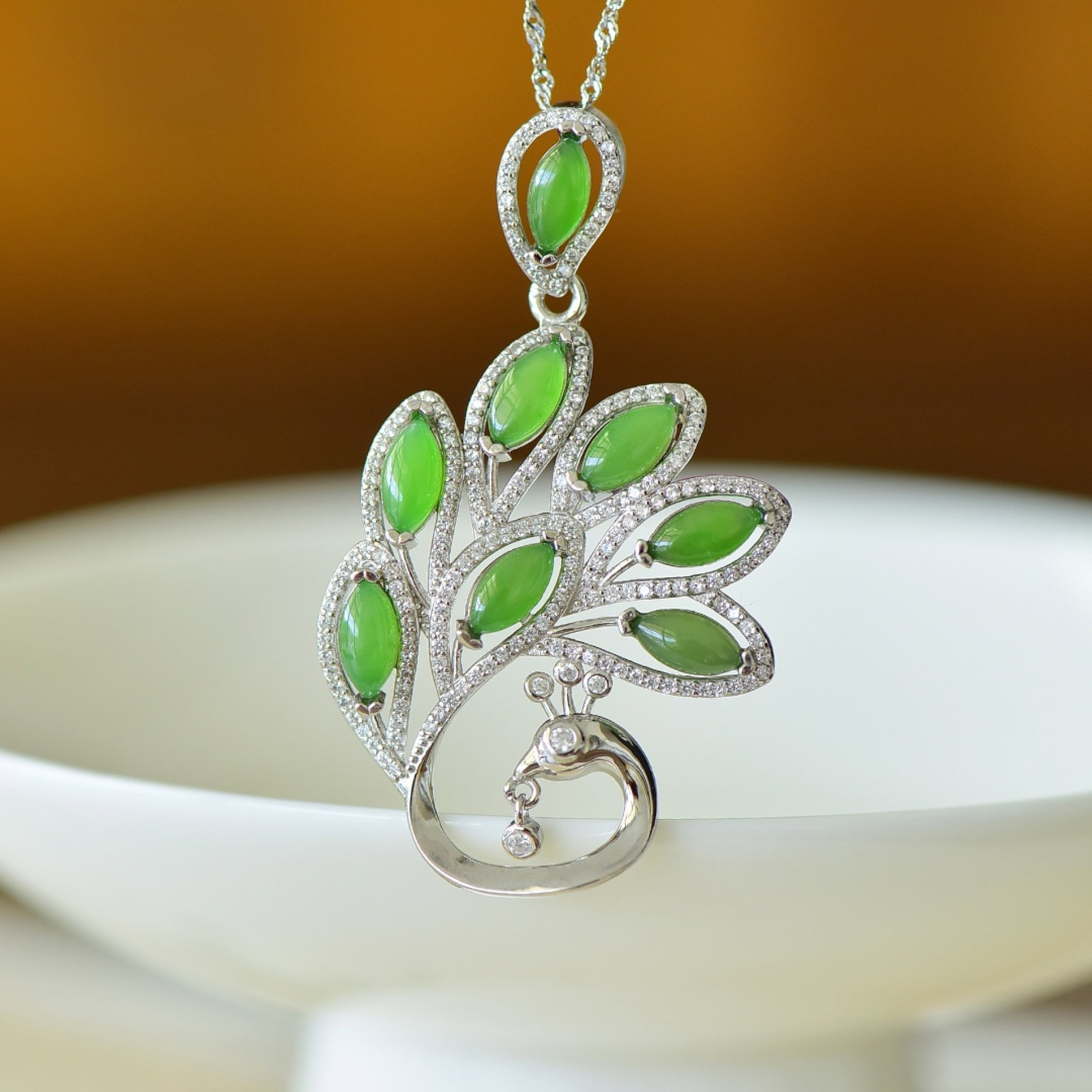 An Exquisite Sterling Silver Inlaid Jasper Pendant,Inlaid Diamond: An Exquisite Sterling Silver Inlaid Jasper Pendant,Inlaid Diamond,Size:4mmx8mm 纯银镶碧玉吊坠,嵌钻石