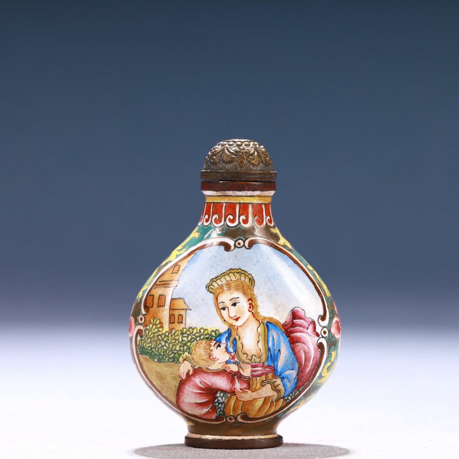 An Exquisite Painted Enamel Figure Pattern Snuff Bottle: An Exquisite Painted Enamel Figure Pattern Snuff Bottle,Qing Dynasty, China,Qianlong Four-character Mark,Size:1.4inx0.6inx3in,Weight:51g 画珐琅人物纹鼻烟