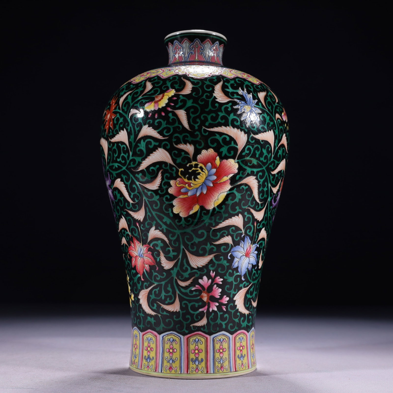 An Exquisite Black Ground Famille-Rose Flower Pattern Vase