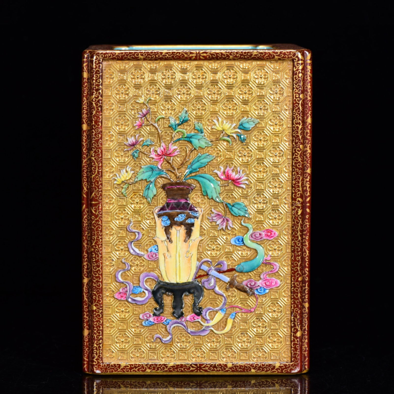 An Exquisite Enamel Gilt Flower Pattern Brush Pot: An Exquisite Enamel Gilt Flower Pattern Brush Pot,Qing Dynasty,China,Qianlong Six-character Mark,Size:5.9inx3.9in 珐琅彩鎏金花卉纹笔筒,È
