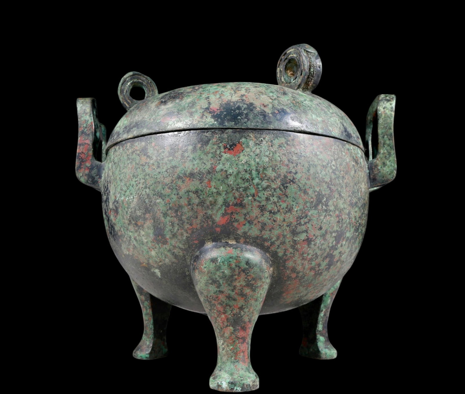 A precious bronze tripod stove with lid: A precious bronze double-eared tripod stove with lid and inscription. In ancient times, the surface was carefully carved, vividly demonstrating the superb skills of the craftsmen. It has its own uniqu