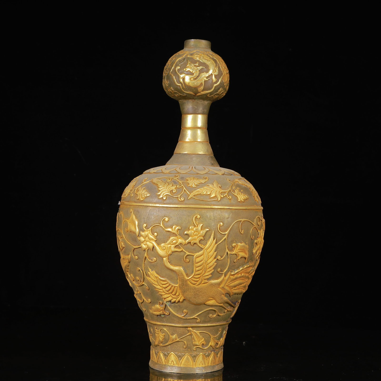 An Exquisite Gilt Silver Phoenix Pattern Vase: An Exquisite Gilt Silver Phoenix Pattern Vase,Tang Dynasty,China,Zhenguan Four-Character Mark,Size:5.5inx12.2in,Weight:1450g 银鎏金凤纹瓶,中国唐&#
