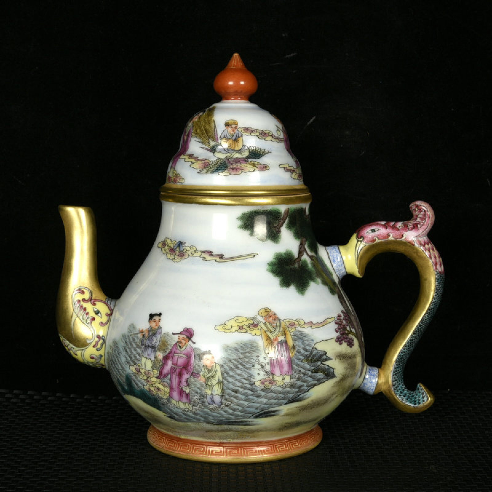 An Exquisite Enamel Gilt Character and Story Pattern Teapot: An Exquisite Enamel Gilt Character and Story Pattern Teapot,Qing Dynasty,China,Qianlong Four-character Mark,Size:8.3inx8.3inx5.5in 珐琅彩鎏金人物故É