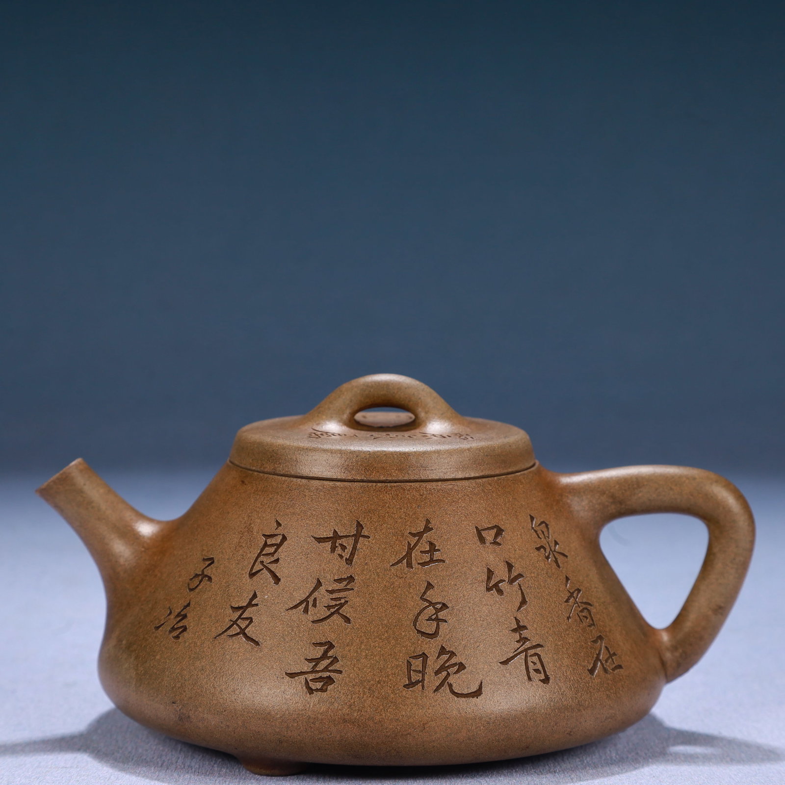 An Exquisite Purple Sands Bamboo Pattern Teapot: An Exquisite Purple Sands Bamboo Pattern Teapot,Qing Dynasty, China,With Mark,Size:5.5inx4.3inx2.8in,Weight:231g 紫砂竹纹茶壶,中国清代,ñ