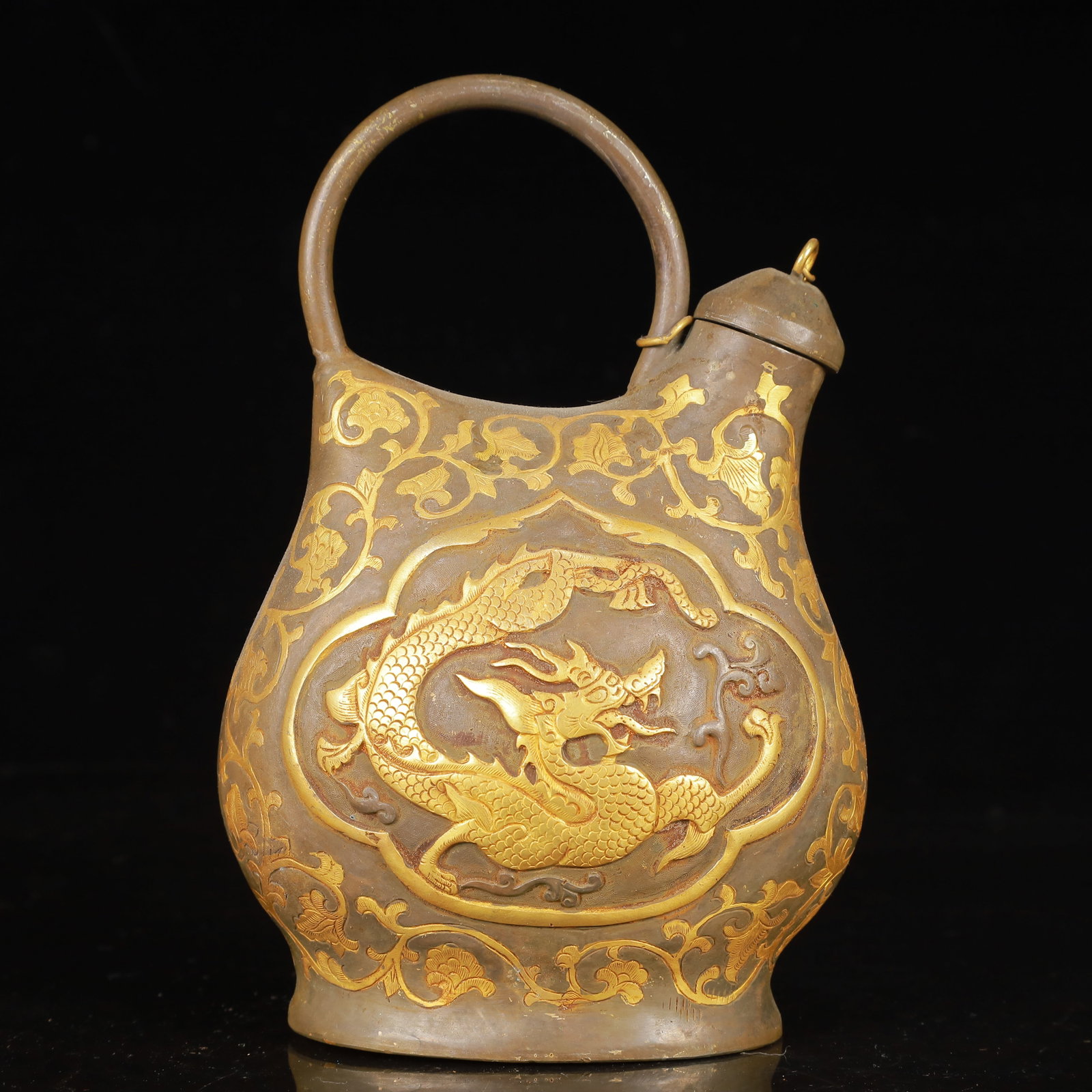 An Exquisite Gilt Silver Dragon Pattern Ewer: An Exquisite Gilt Silver Dragon Pattern Ewer,Tang Dynasty,China,Zhenguan Four-Character Mark,Size:4.3inx2.8inx6.3in,Weight:500g 银鎏金龙纹提壶,中国
