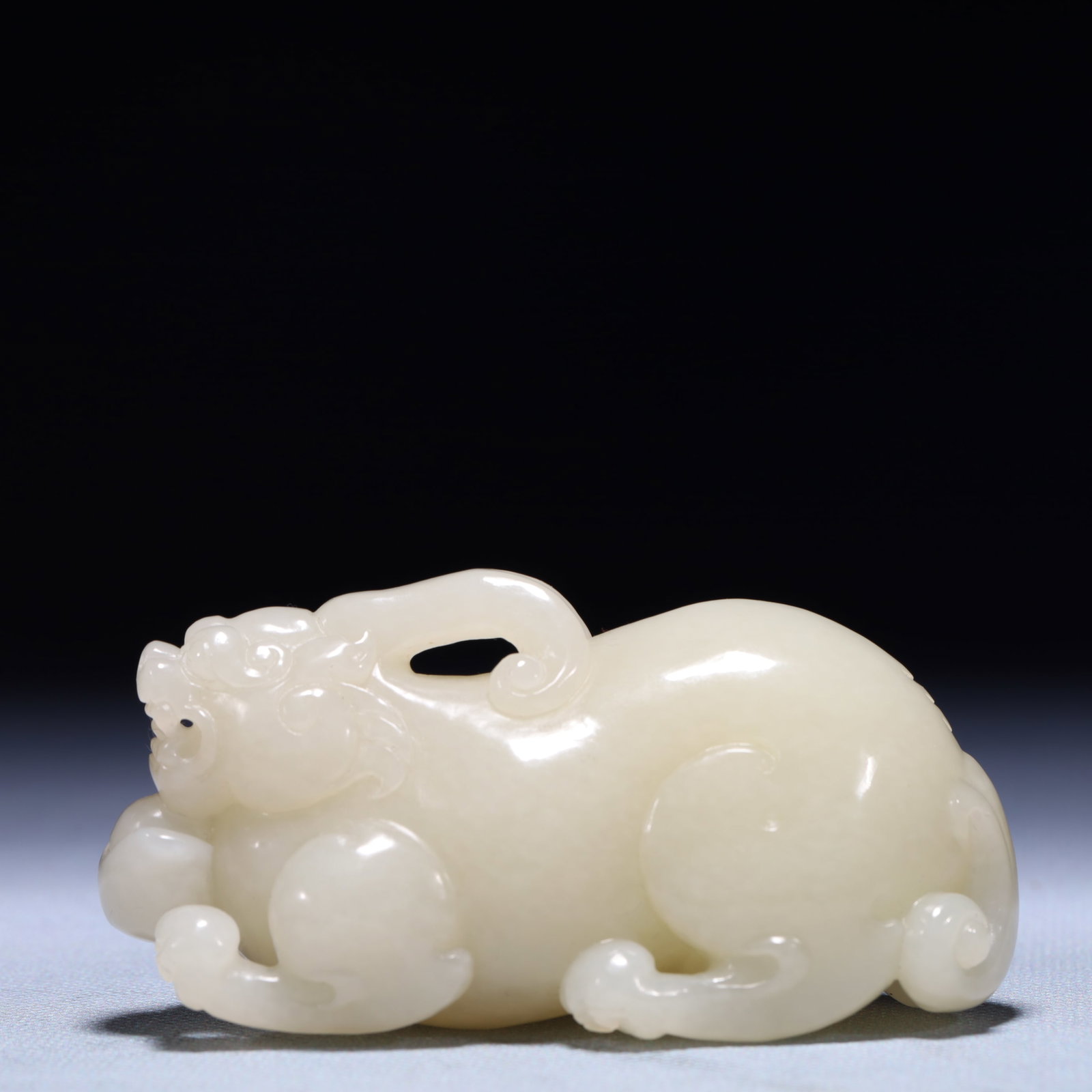 An Exquisite White Jade Unicorn Ornament: An Exquisite White Jade Unicorn Ornament,Qing Dynasty,China,Size:3.5inx1.4inx1.6in,Weight:223.3g 白玉独角兽摆件,中国清代
