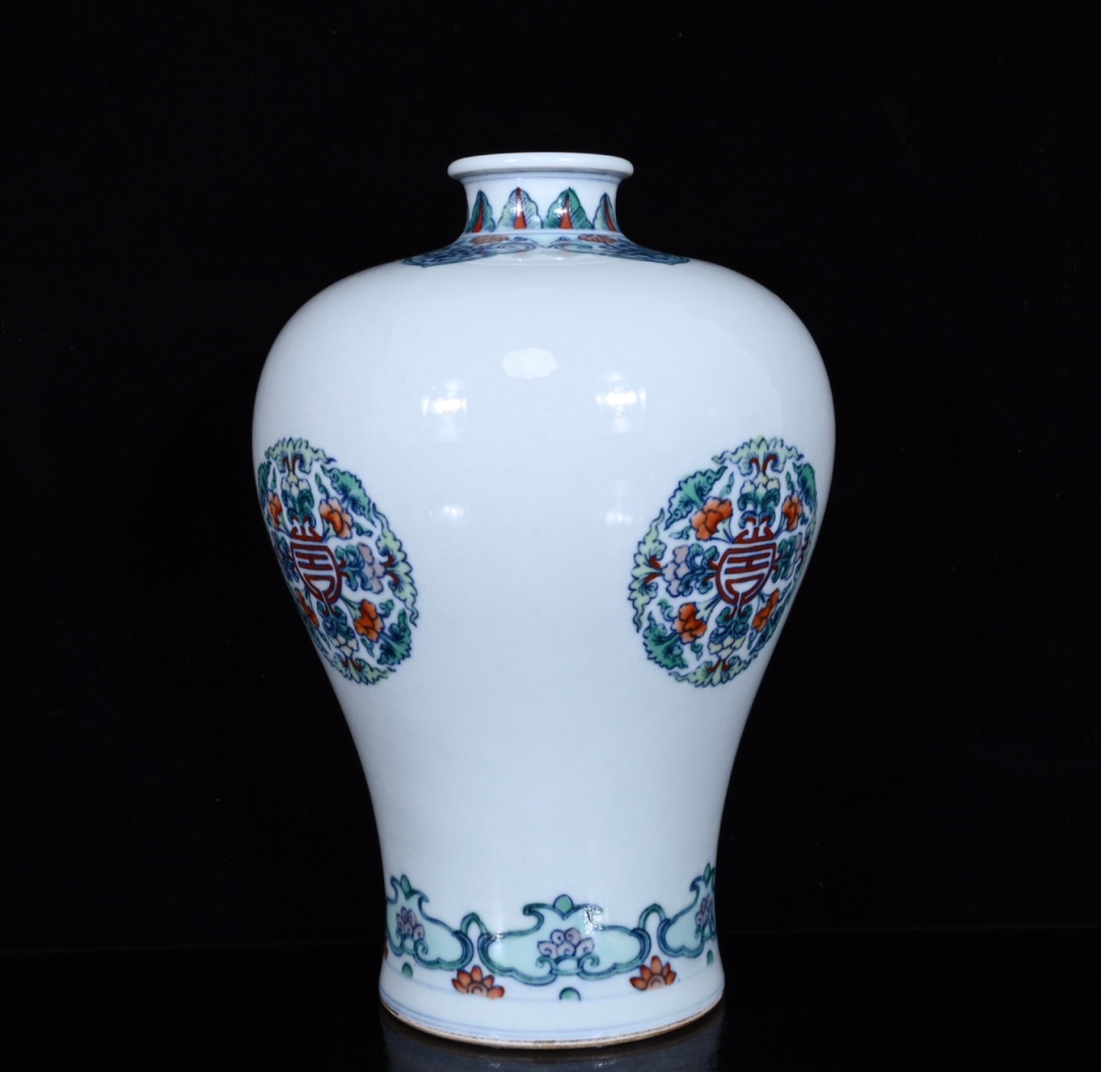 An Exquisite Doucai Flower Pattern Vase - 2