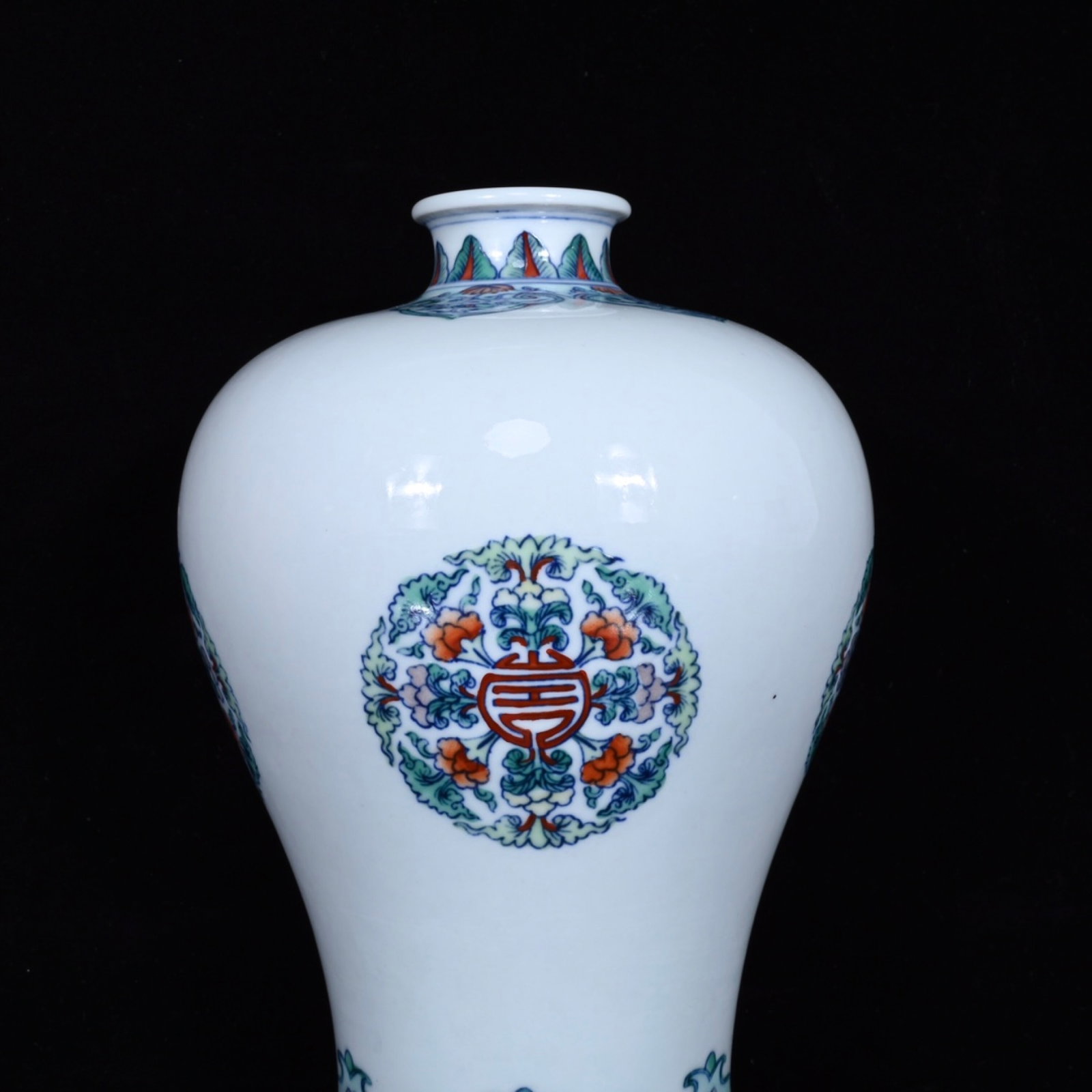 An Exquisite Doucai Flower Pattern Vase - 4