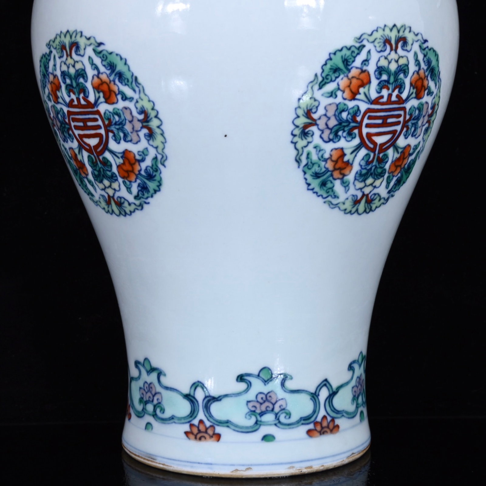 An Exquisite Doucai Flower Pattern Vase - 5