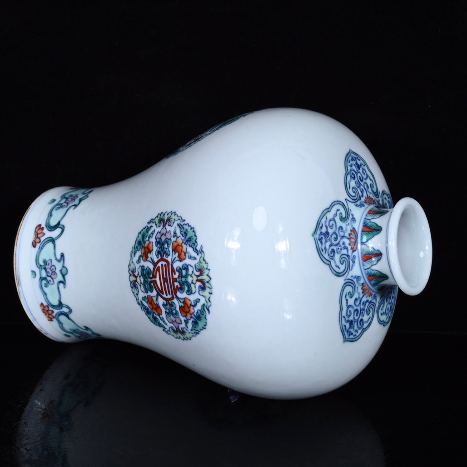 An Exquisite Doucai Flower Pattern Vase - 8