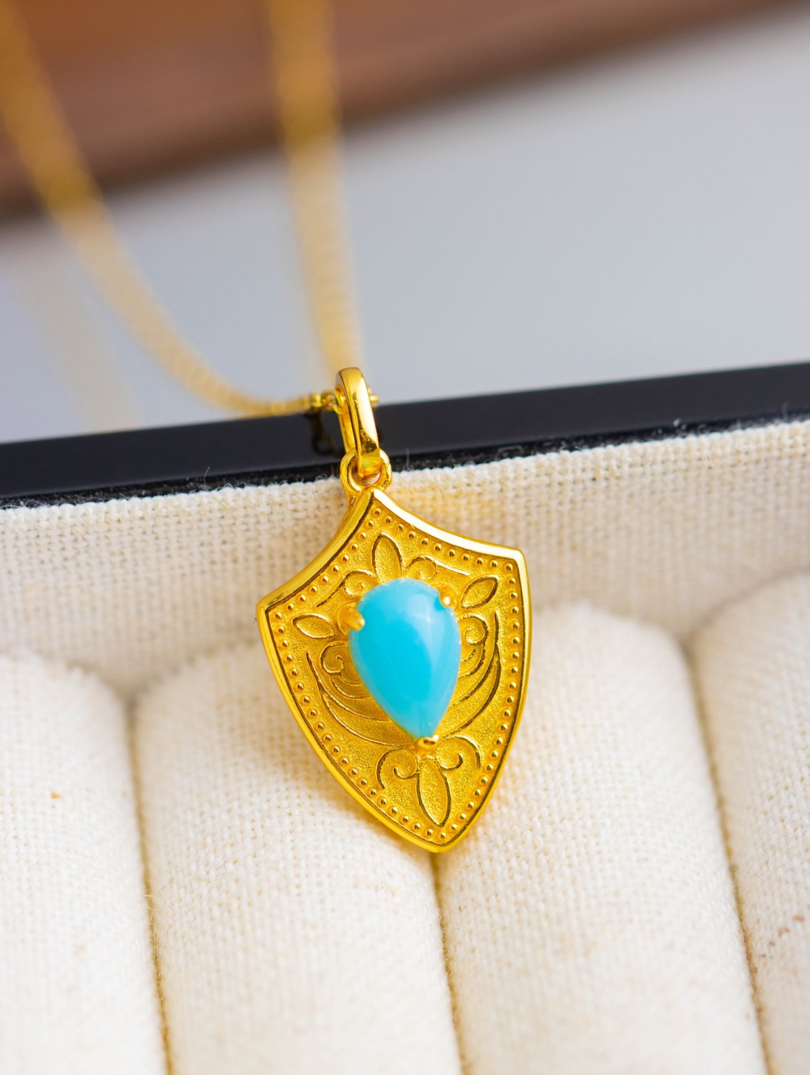 An Exquisite Sterling Silver-Gold Plated Inlaid Turquoise Pendant: An Exquisite Sterling Silver-Gold Plated Inlaid Turquoise Pendant 纯银镀金镶绿松石吊坠