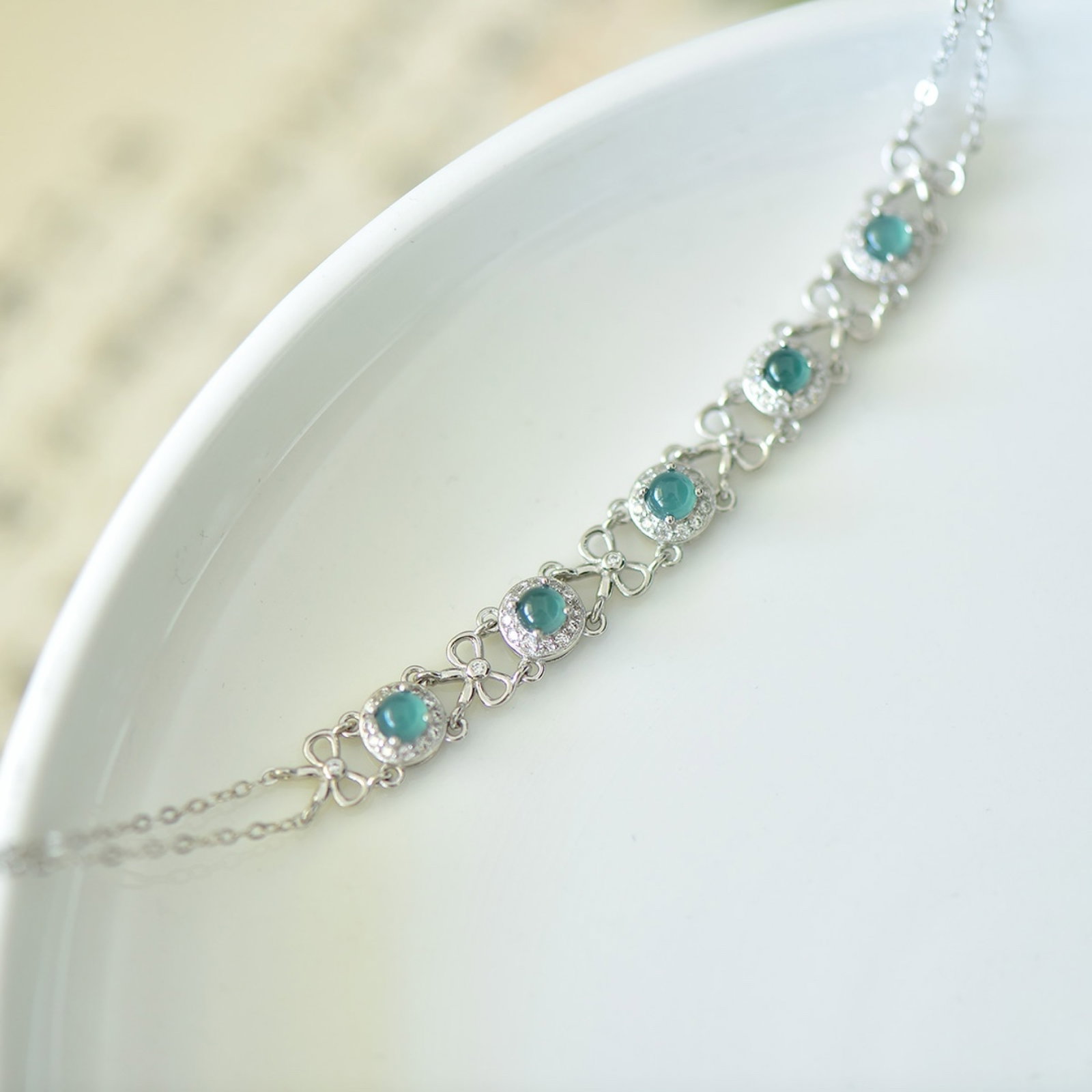 An Exquisite Sterling Silver Inlaid Jadeite Bracelets,Inlaid Diamond: An Exquisite Sterling Silver Inlaid Jadeite Bracelets,Inlaid Diamond,Size:4mmx4mm 纯银镶翡翠手链,嵌钻石