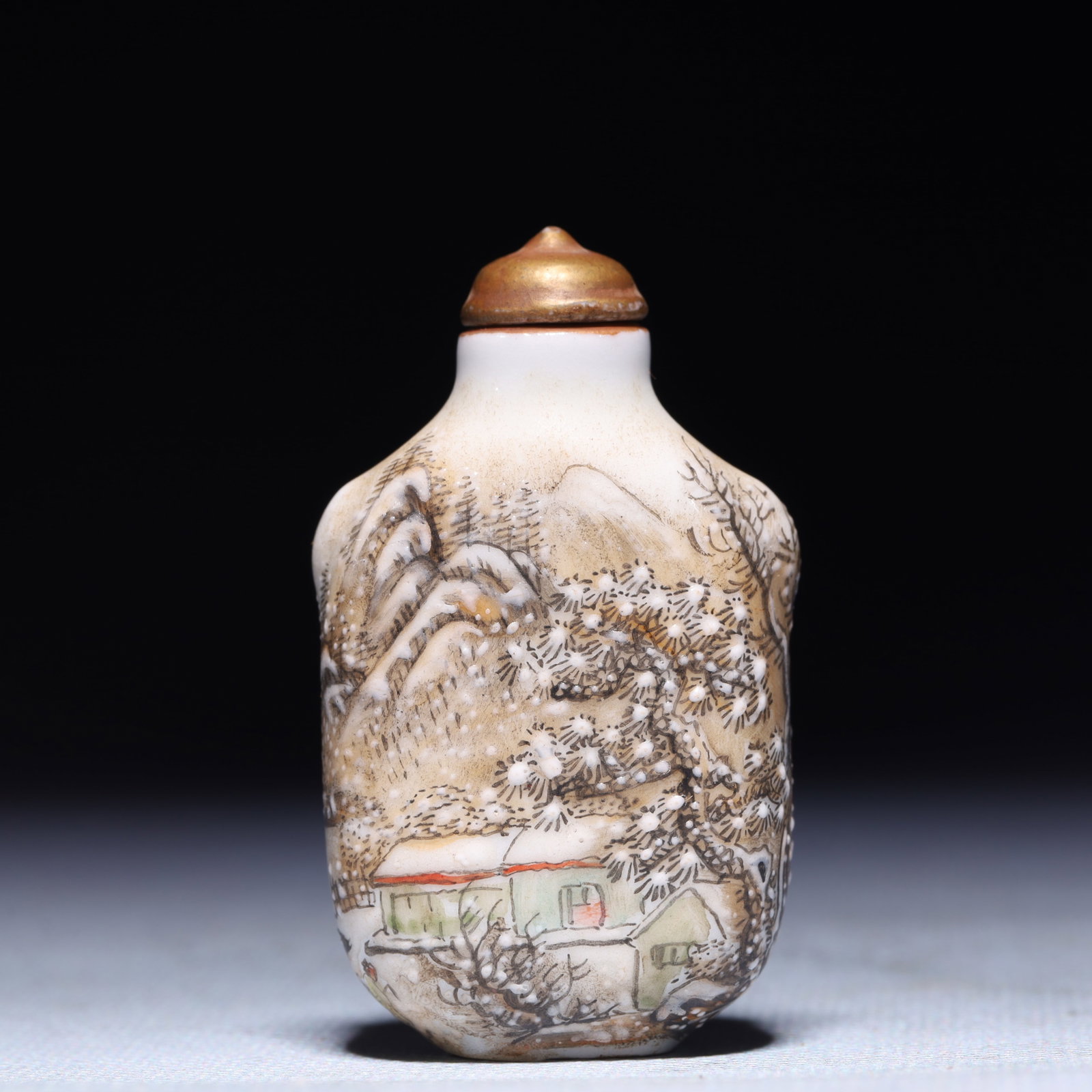 An Exquisite Famille-Rose Landscape and Figure Pattern Snuff Bottle: An Exquisite Famille-Rose Landscape and Figure Pattern Snuff Bottle,Qing Dynasty,China,Qianlong Four-character Mark,Size:1.2inx0.6inx2.2in,Weight:42.4g 粉彩山水人物