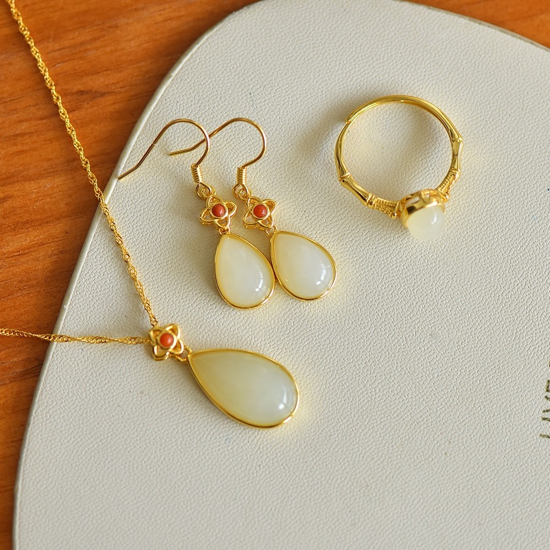 A Pair of Exquisite Sterling Silver-Gold Plated Inlaid White Jade Jewely: A Pair of Exquisite Sterling Silver-Gold Plated Inlaid White Jade Jewelry,Size:(Necklace)10mmx18mm,(Earrings)8mmx12mm,(Ring)6mmx8mm 一套纯银镀金镶白