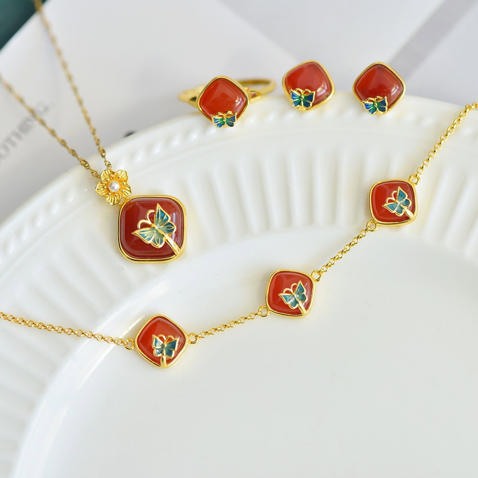 A Set of Fine Sterling Silver-Gold Plated Inlaid Red Agate Jewelry: A Set of Fine Sterling Silver-Gold Plated Inlaid Red Agate Jewelry 一套纯银镀金镶红玛瑙首饰
