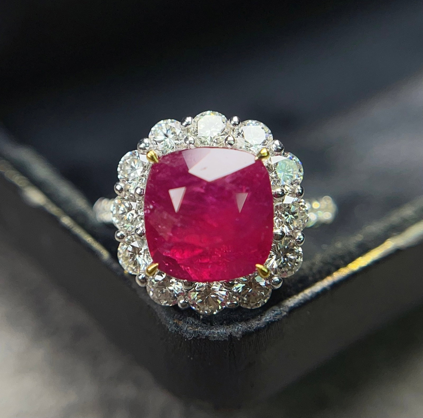 A Exquisite 18k Gold Inlaid 5.08ct Natural Ruby and 1.667ct Diamond Ring: A Exquisite 18k Gold Inlaid 5.08ct Natural Ruby and 1.667ct Diamond Ring,Total Weight:7.09g 18k金镶 5.08ct 天然红宝石和 1.667ct